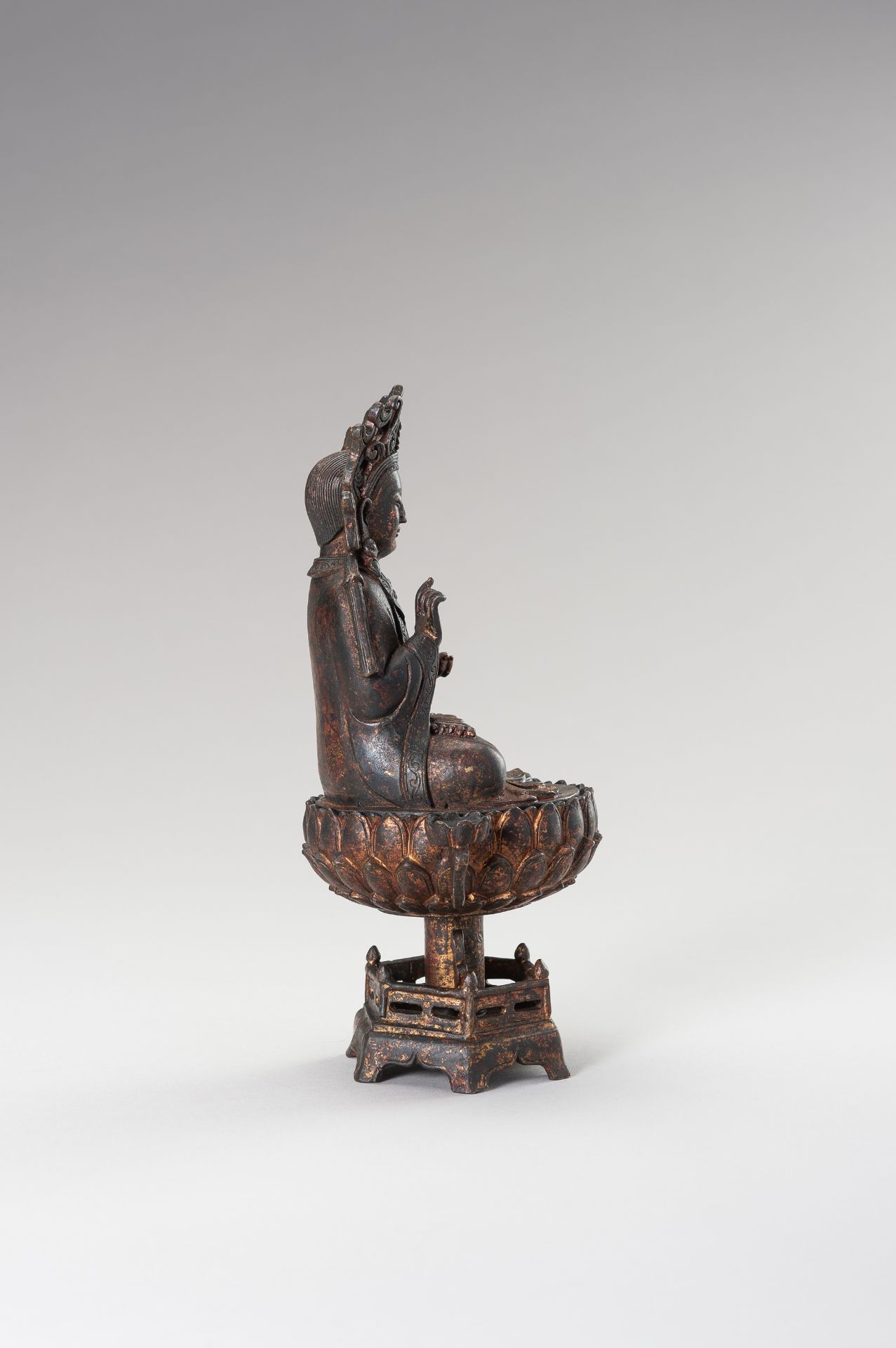 A MING-STYLE BRONZE FIGURE OF AVALOKITESHVARA - Bild 5 aus 12