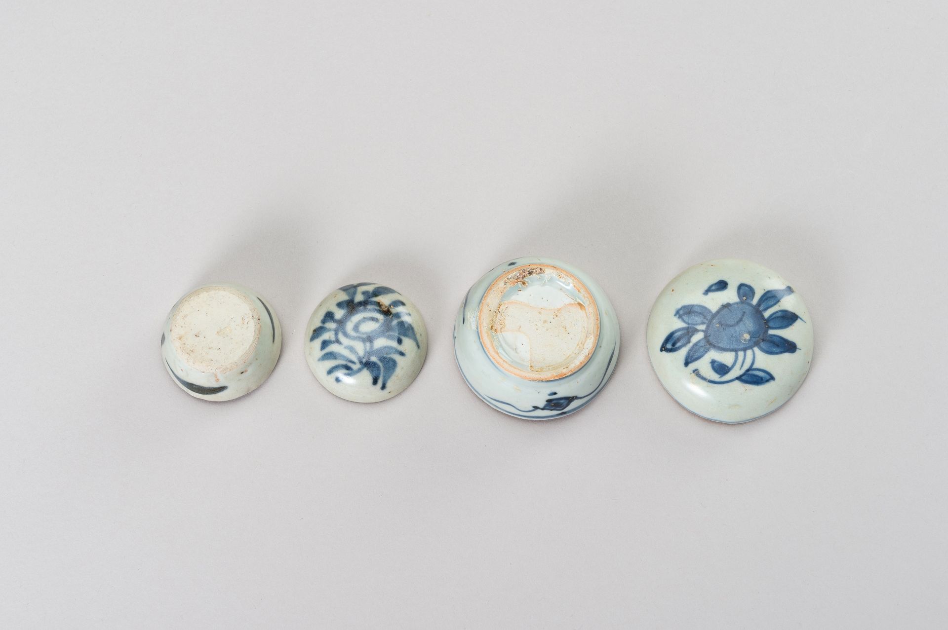 A SET OF TWO SMALL BLUE AND WHITE PORCELAIN BOXES - Image 11 of 11