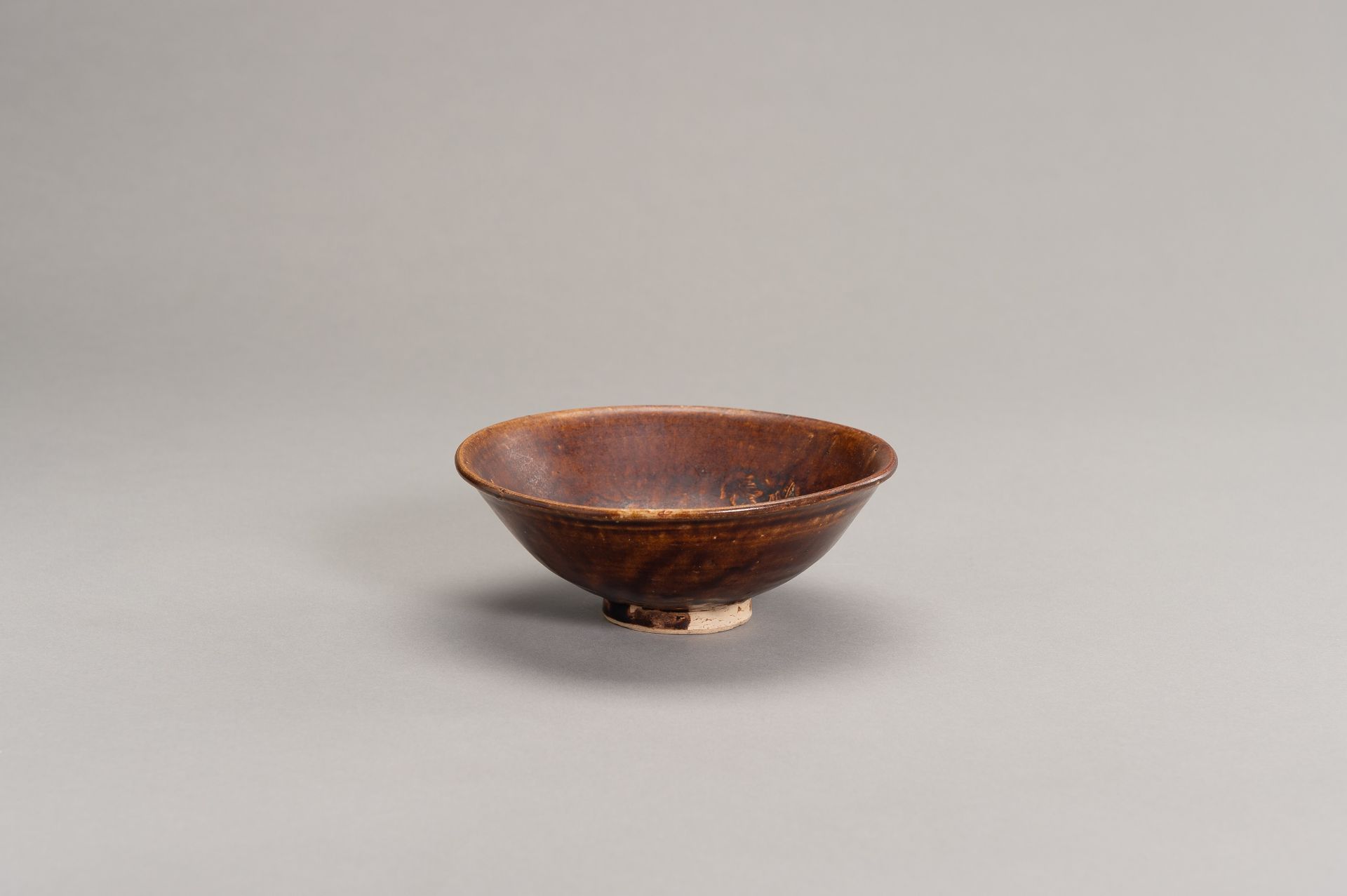 A BROWN GLAZED MOLDED BOWL - Image 6 of 8