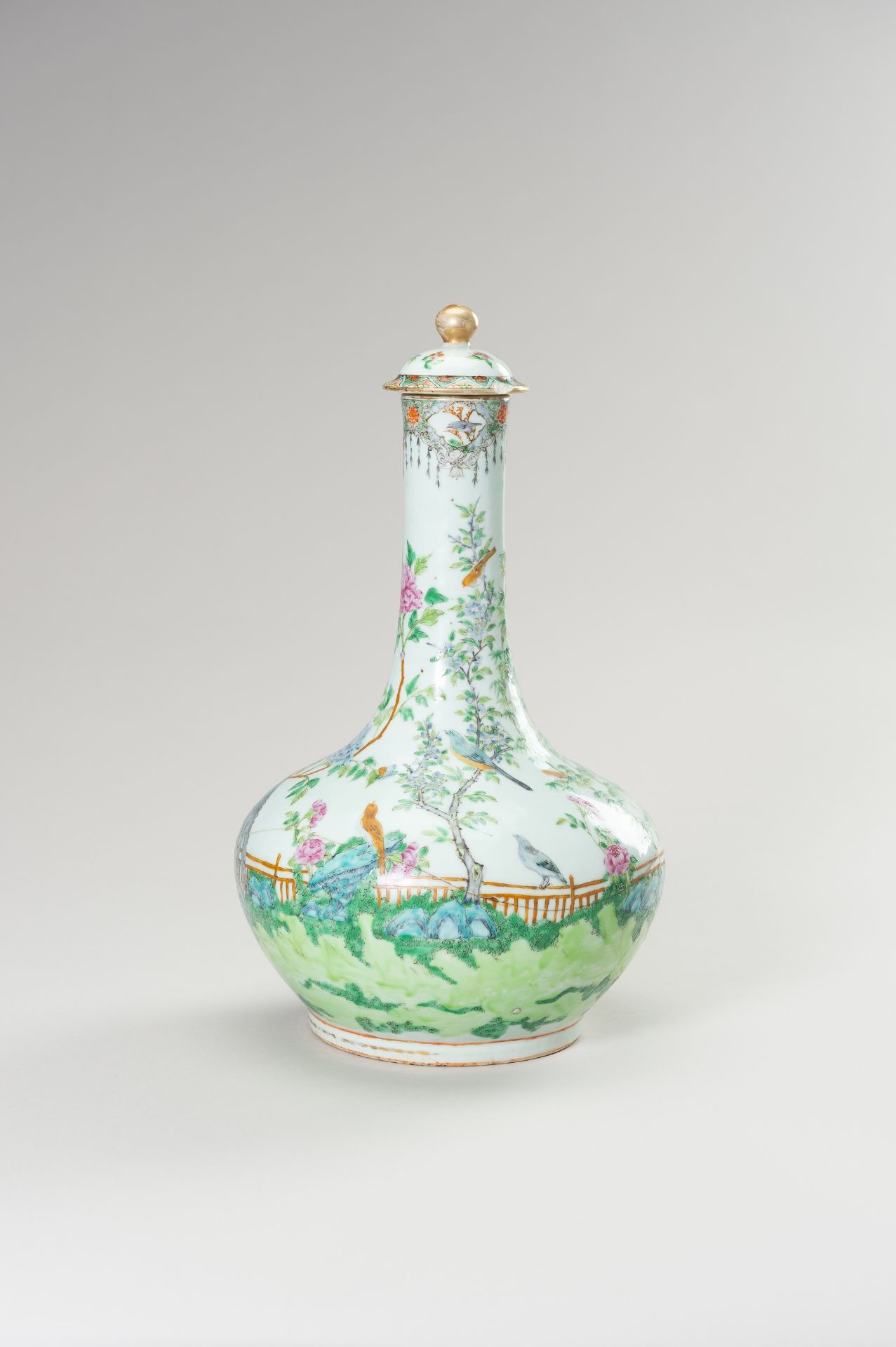 A FAMILLE ROSE BOTTLE VASE WITH LID - Bild 2 aus 12