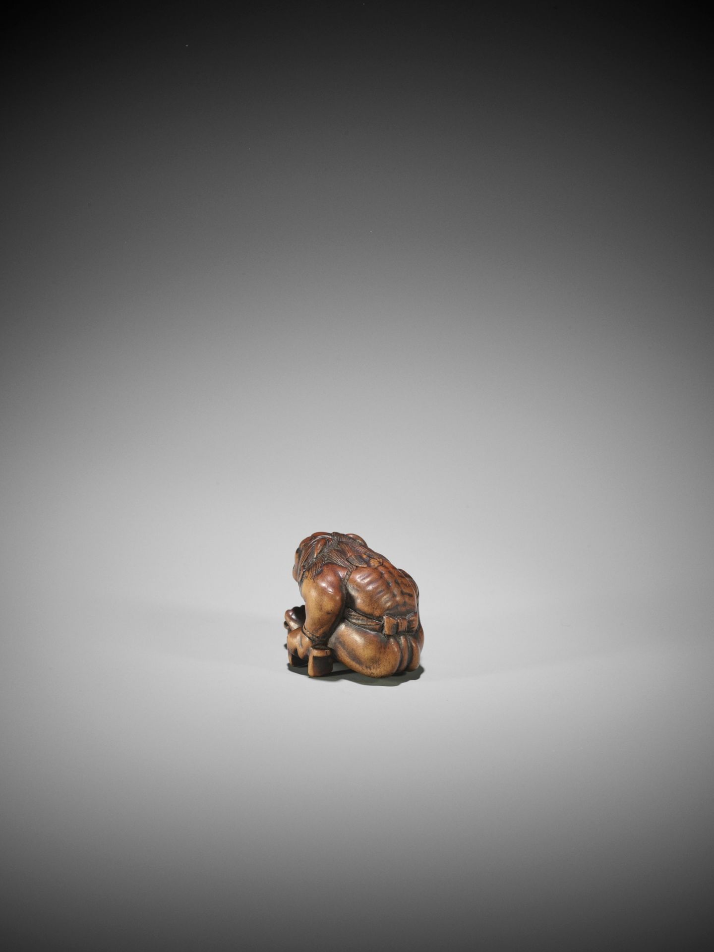 A WOOD NETSUKE OF RAIJIN WITH GETA - Bild 9 aus 10