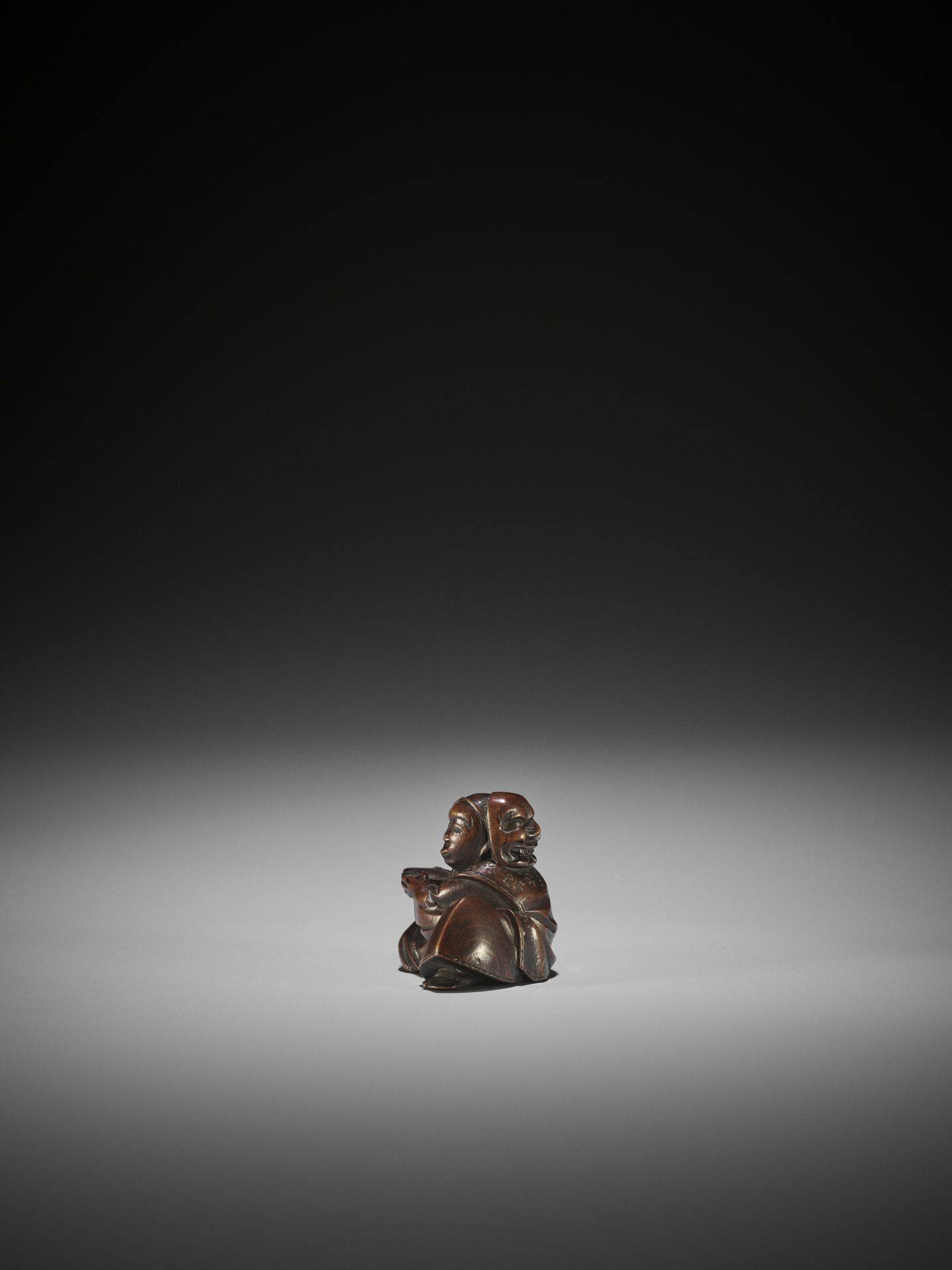 MASAYUKI: AN AMUSING WOOD NETSUKE OF A DRUNK ACTOR - Bild 6 aus 10