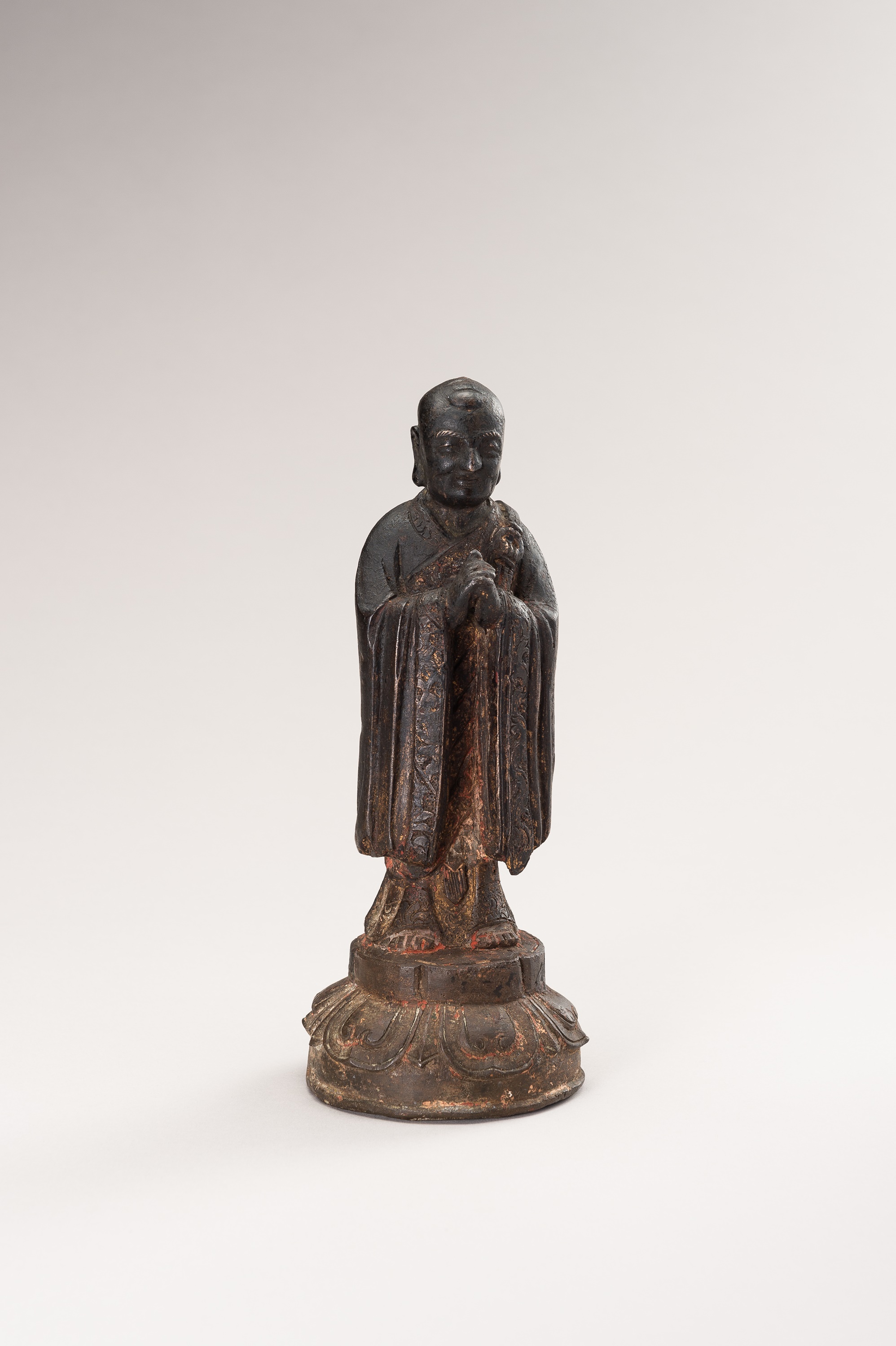 A BRONZE FIGURE OF A LUOHAN - Image 8 of 10