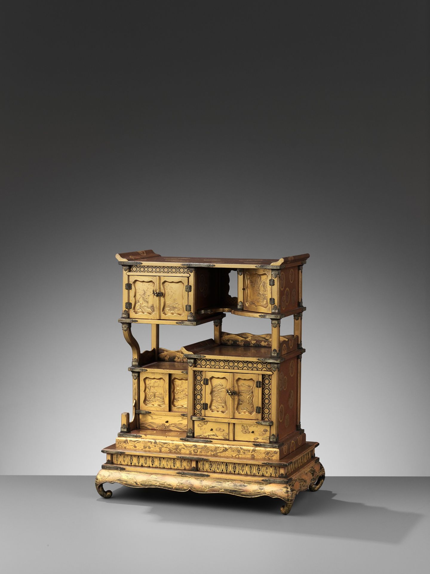 A SUPERB AND RARE SMALL GOLD-LACQUER SHODANA (DISPLAY CABINET) WITH STAND - Image 11 of 18