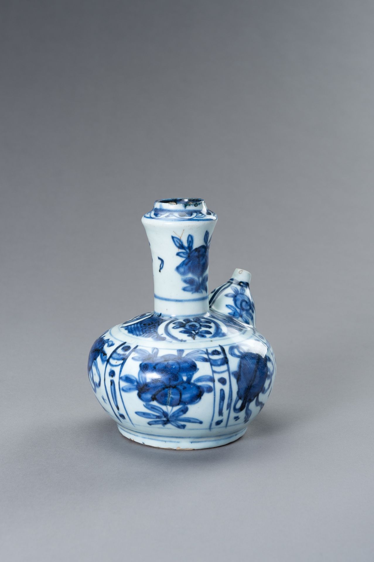 A BLUE AND WHITE PORCELAIN POURING VESSEL (KENDI) WITH FLORAL MOTIFS - Bild 6 aus 10