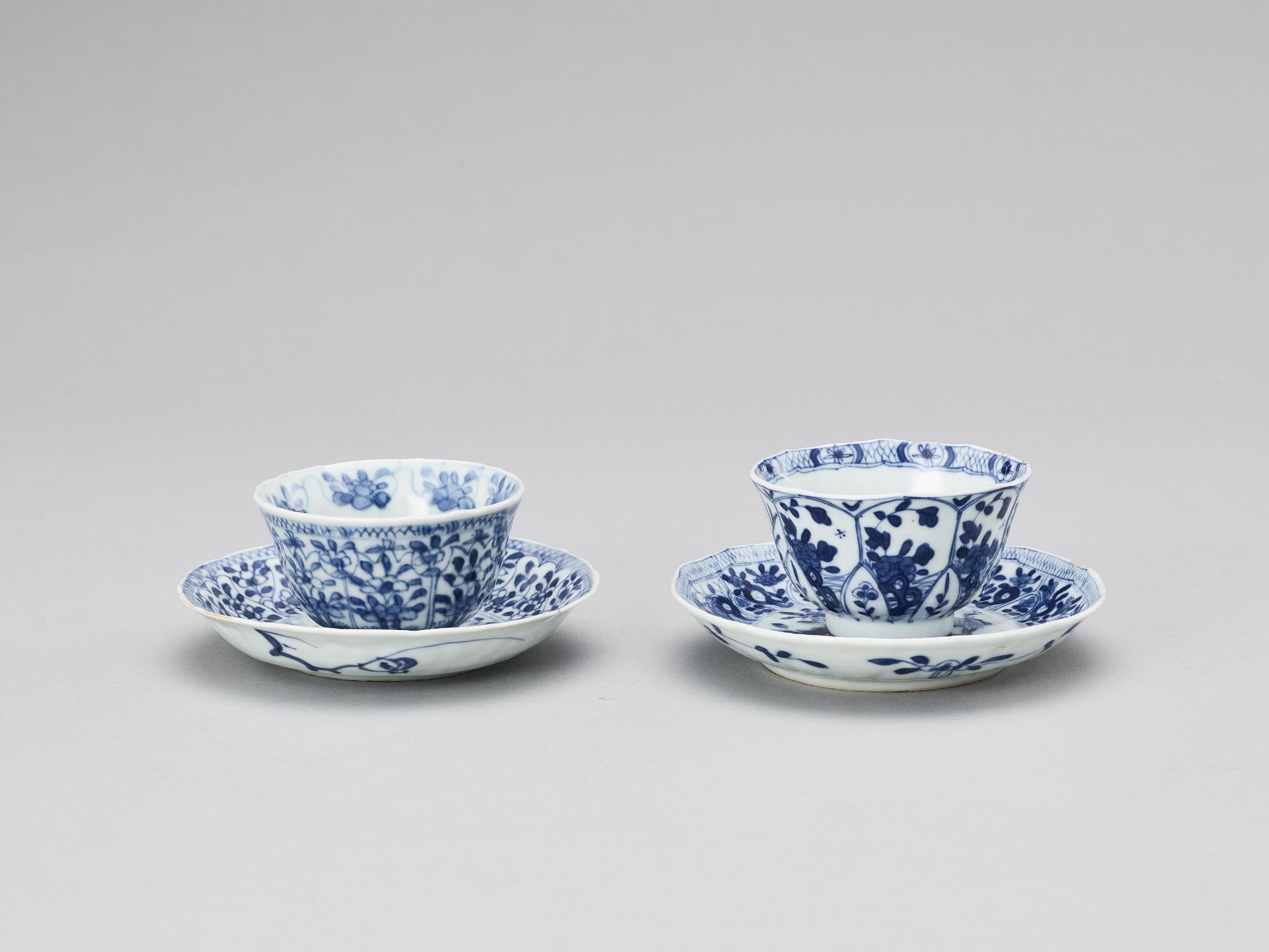 A PAIR OF BLUE AND WHITE PORCELAIN CUPS WITH MATCHING PLATES, KANGXI