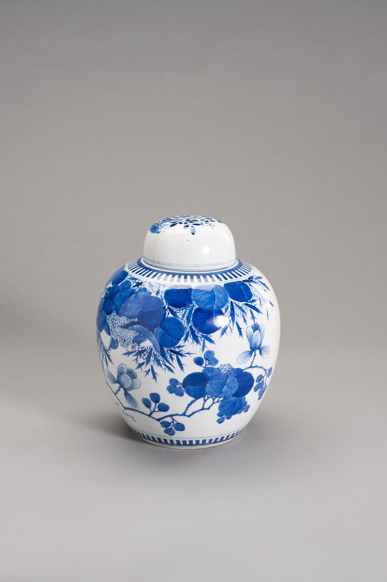 A BLUE AND WHITE GINGER JAR WITH COVER - Bild 2 aus 11