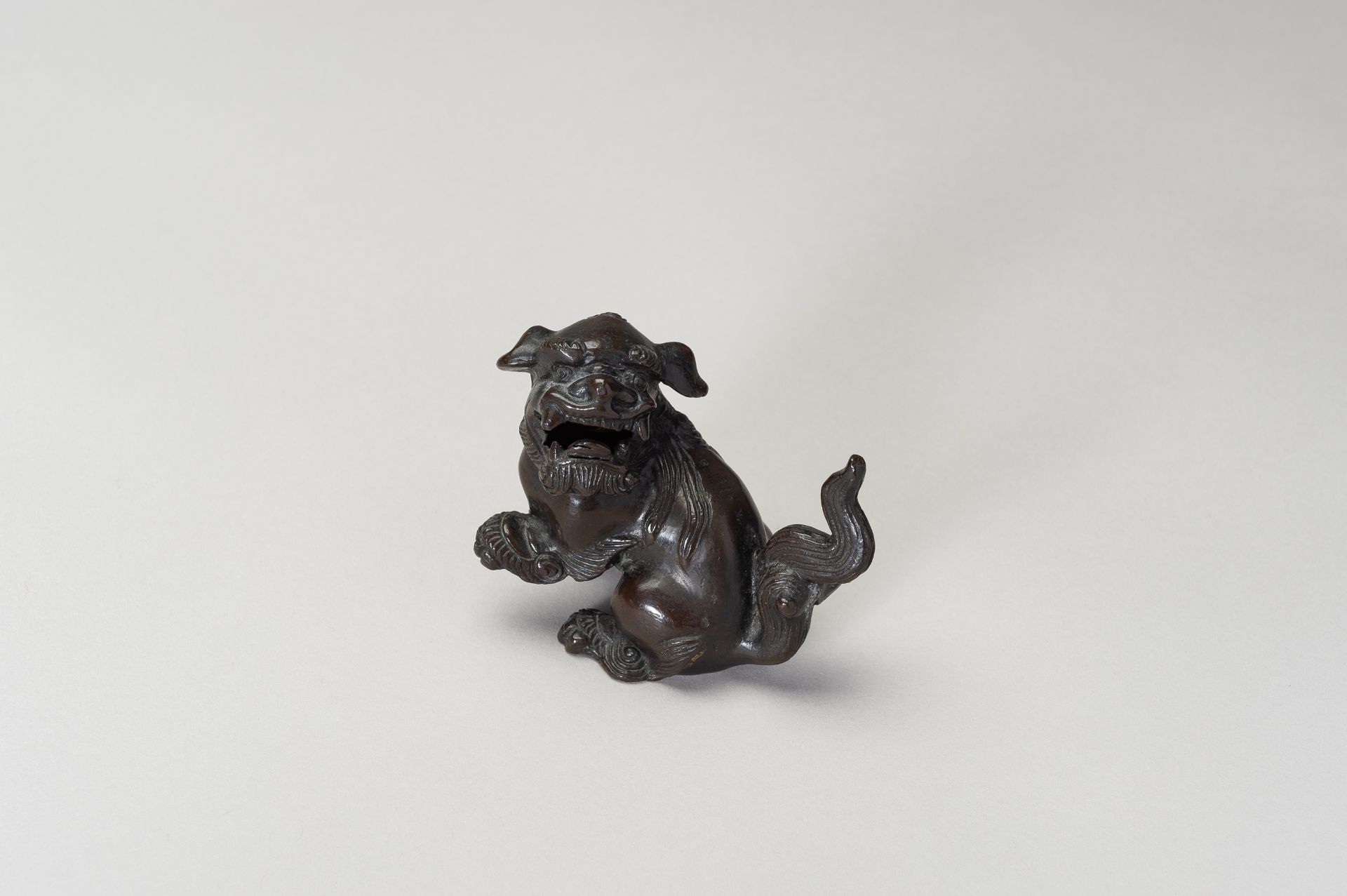 A BRONZE 'BUDDHIST LION' JOSS STICK HOLDER - Bild 4 aus 11