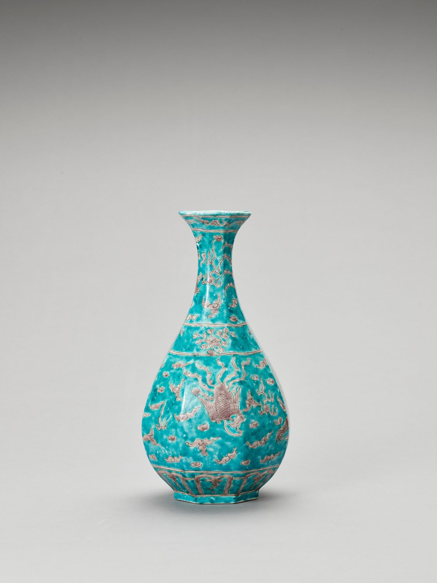 AN OCTAGONAL PEAR-SHAPED VASE - Bild 3 aus 7