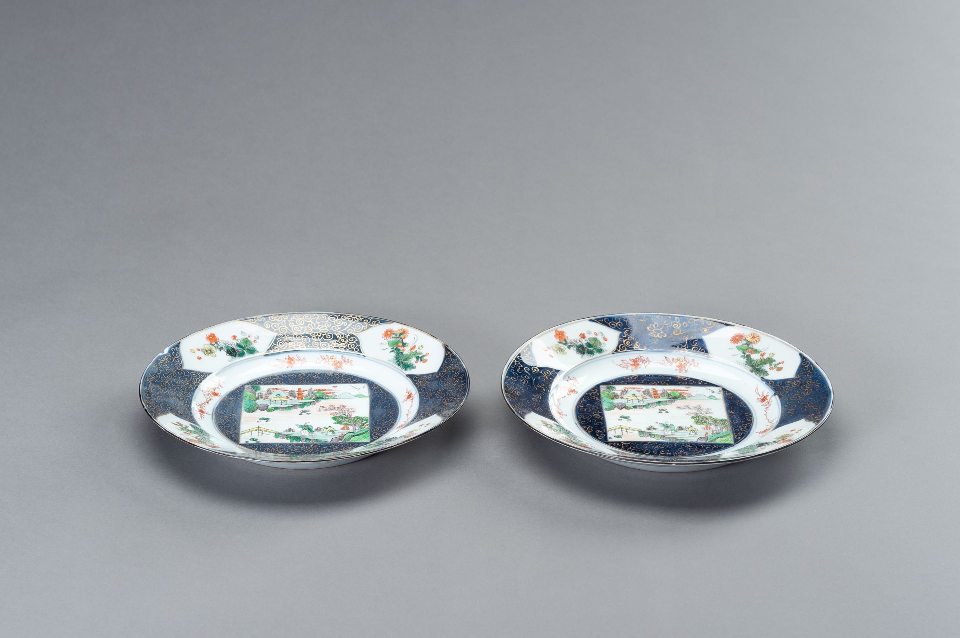 A PAIR OF FAMILLE-VERTE 'LANDSCAPE' DISHES - Bild 9 aus 10