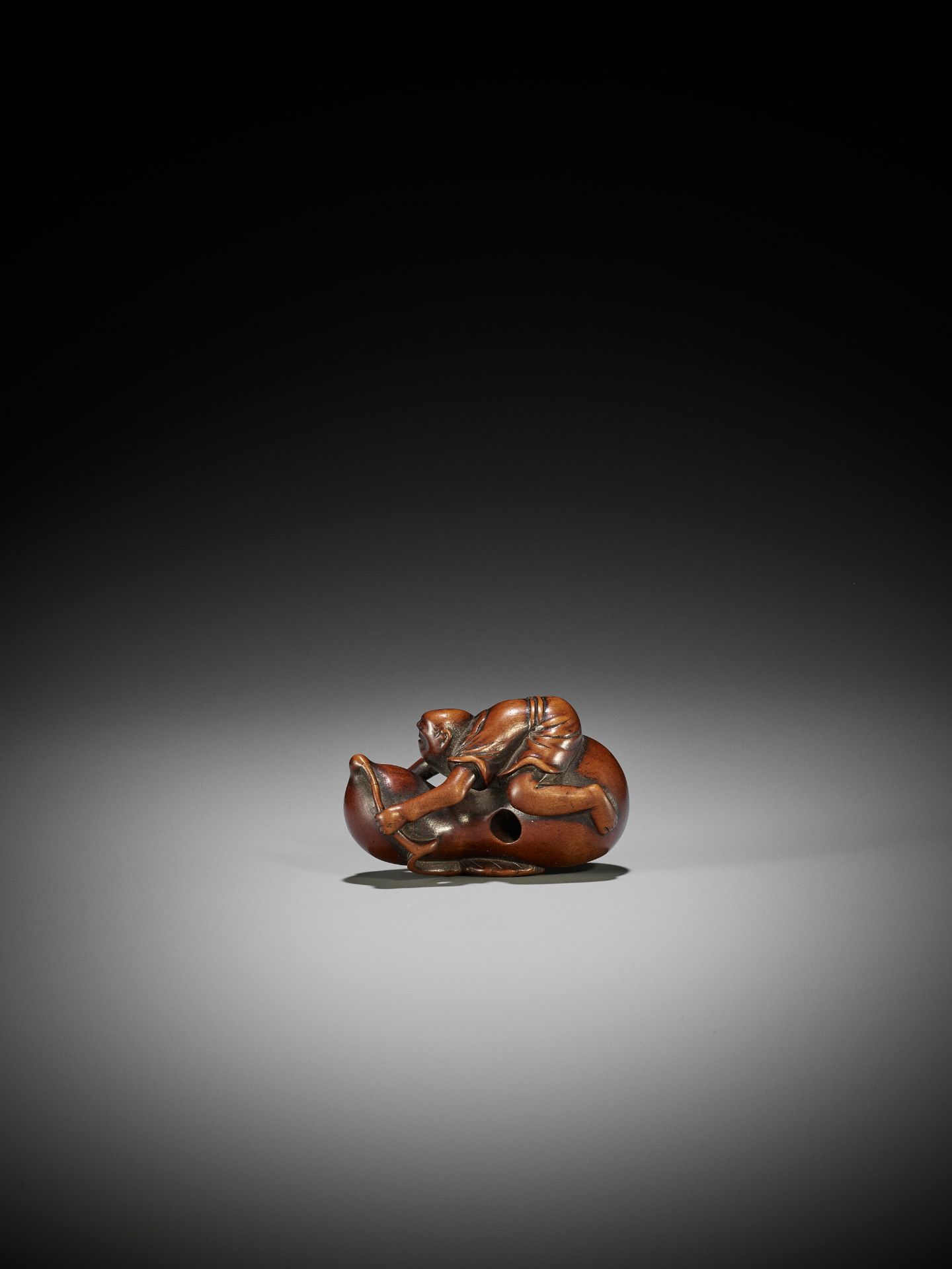 AN EDO SCHOOL WOOD NETSUKE OF A MAN RIDING A GIGANTIC GOURD - Bild 6 aus 11