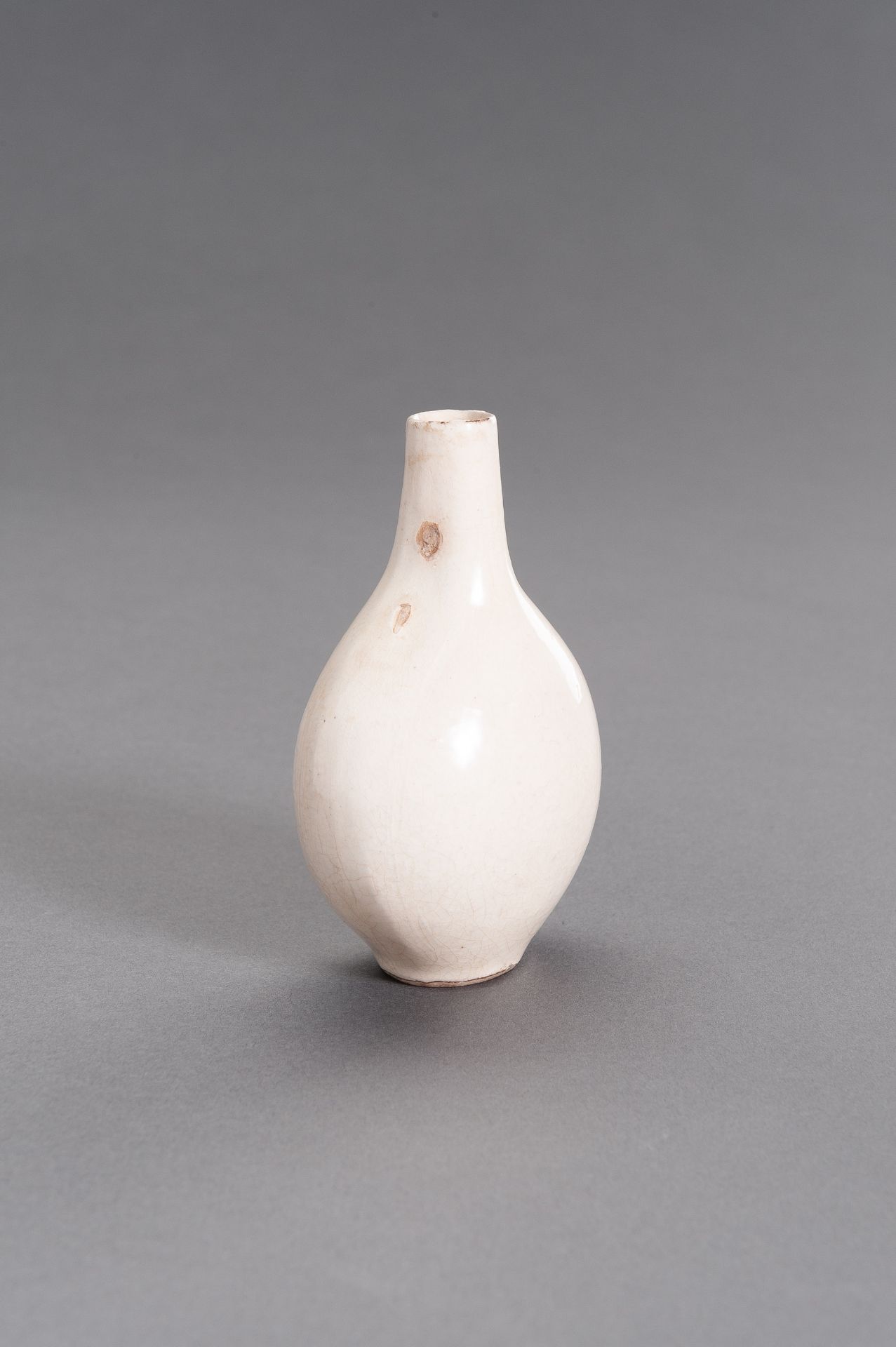 A MOLDED AND CREAM-GLAZED CERAMIC FLASK, MING DYNASTY - Image 6 of 9