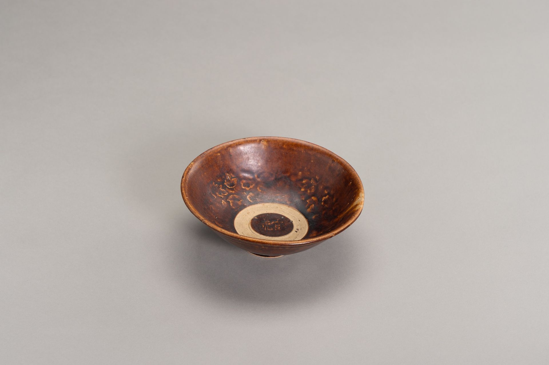 A BROWN GLAZED MOLDED BOWL - Image 3 of 8