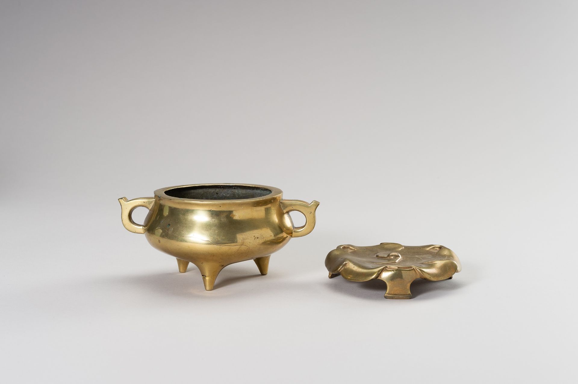 A GILT-BRONZE TRIPOD CENSER WITH STAND - Image 8 of 11