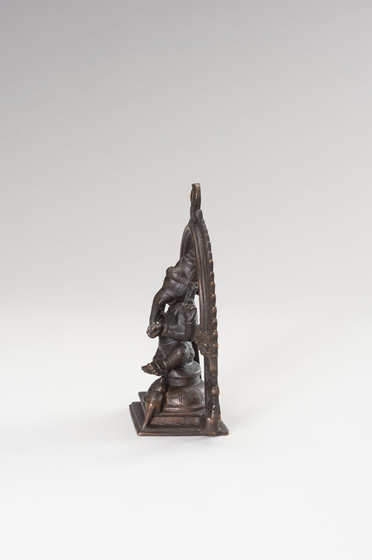 AN INDIAN BRONZE FIGURE OF GANESHA - Bild 4 aus 10