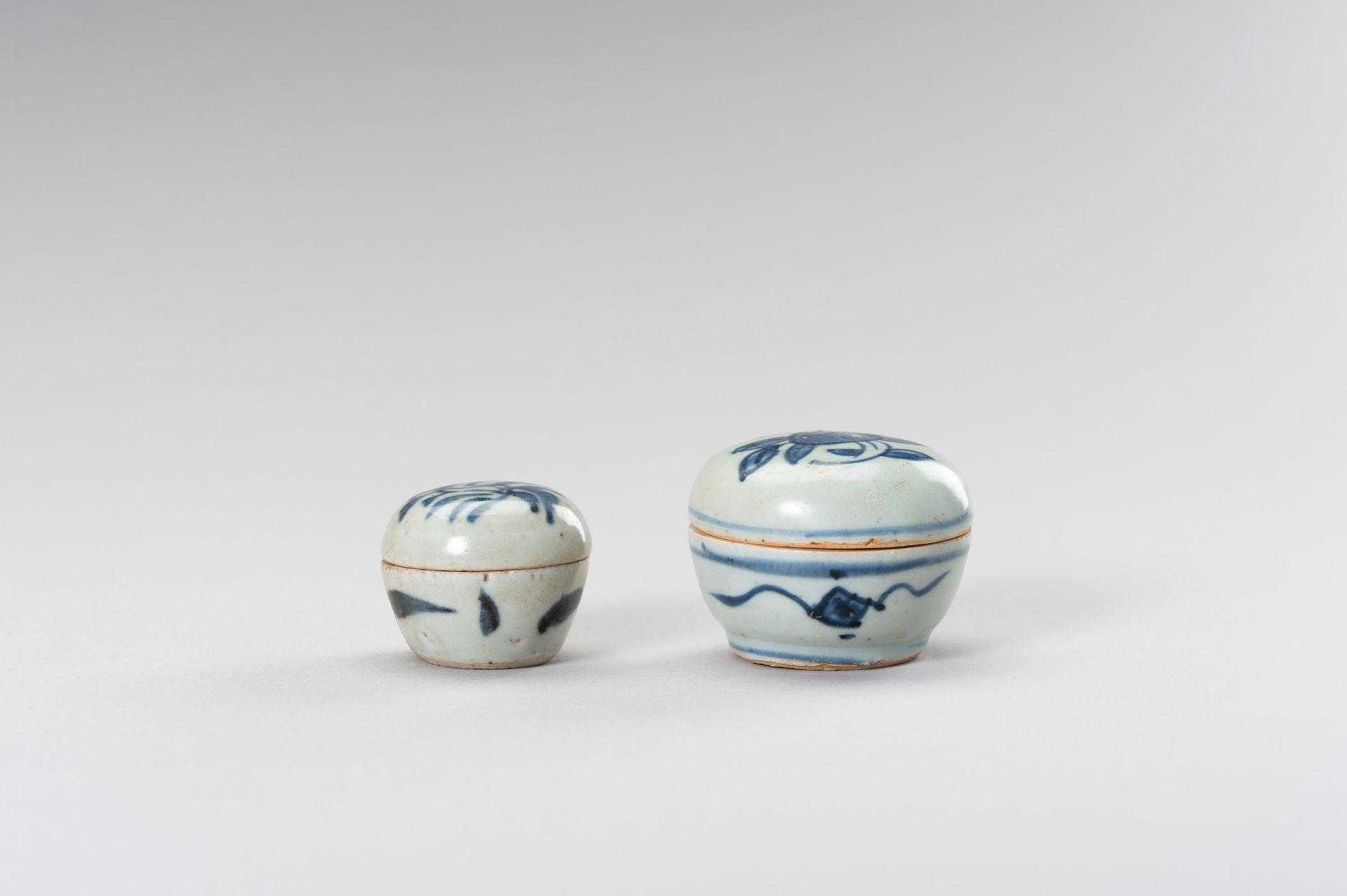 A SET OF TWO SMALL BLUE AND WHITE PORCELAIN BOXES - Image 9 of 11