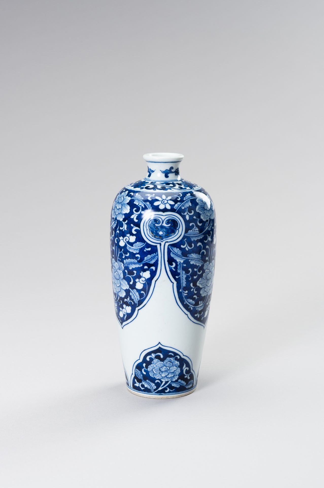 A BLUE AND WHITE PORCELAIN VASE - Bild 2 aus 7