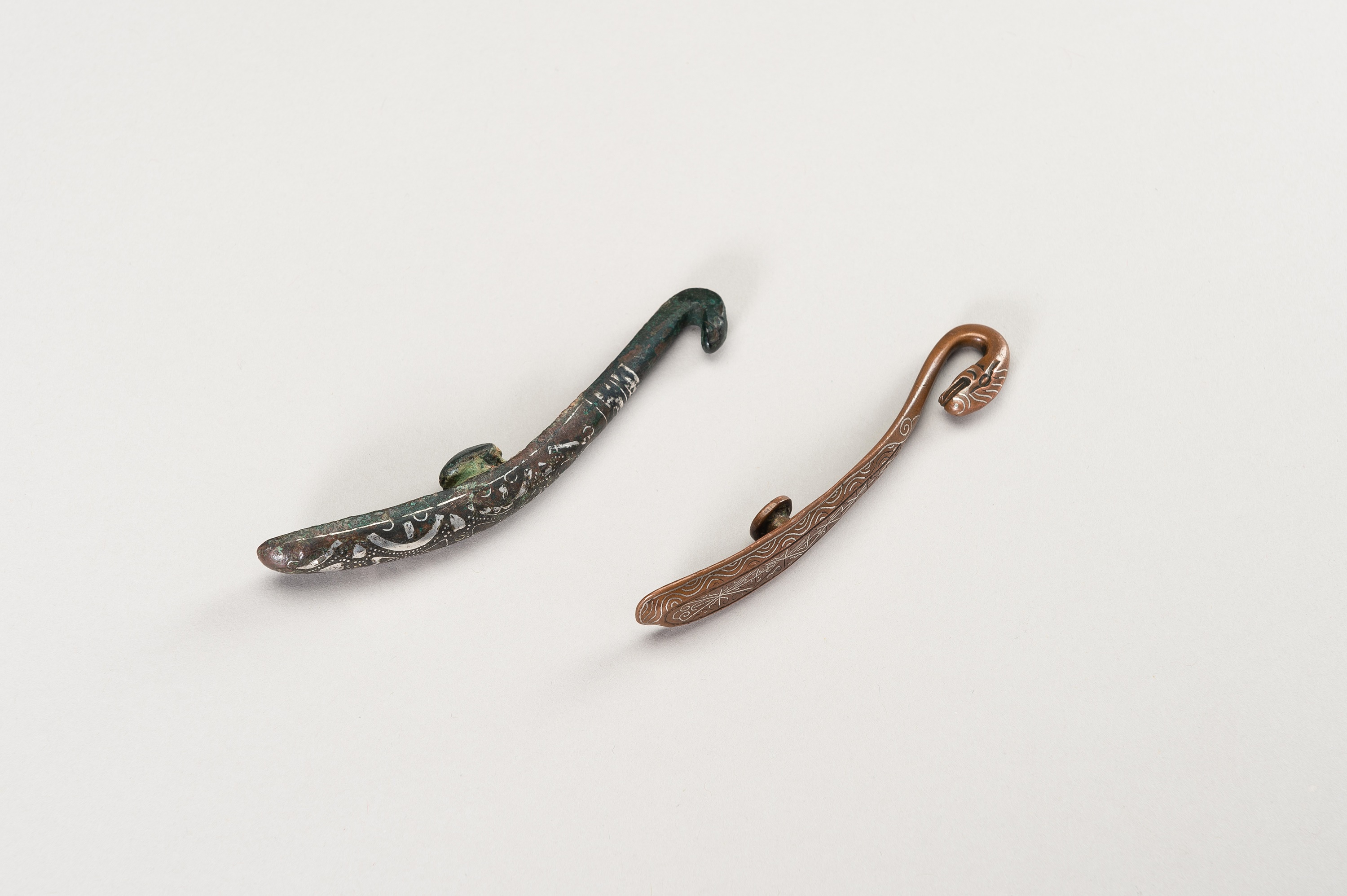 A FINE PAIR OF SILVER-INLAID BELT HOOKS - Image 8 of 9