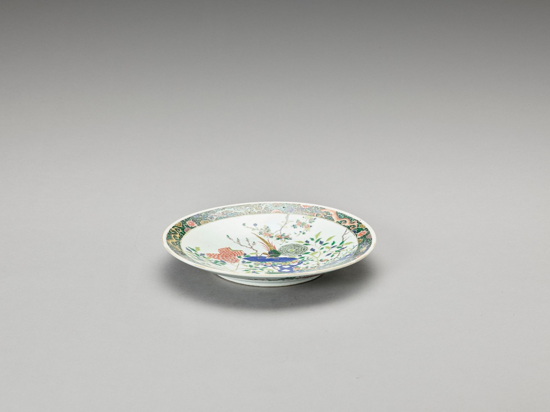 A FAMILLE VERTE PORCELAIN 'BIRDS AND FLOWERS' DISH, QING - Bild 4 aus 4