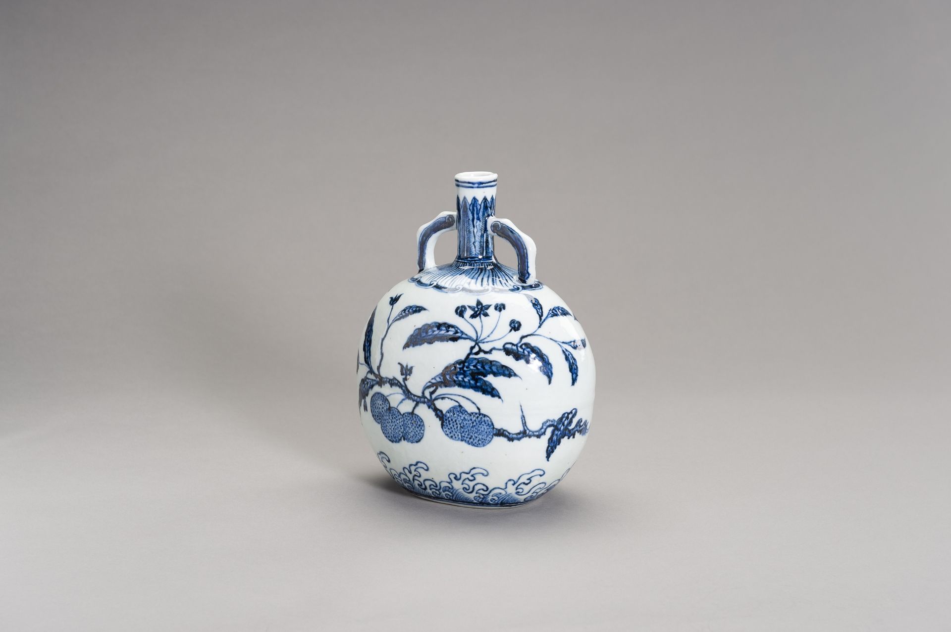A BLUE AND WHITE MING-STYLE 'LINGZHI' MOONFLASK, BIANHU, QING DYNASTY - Image 3 of 12
