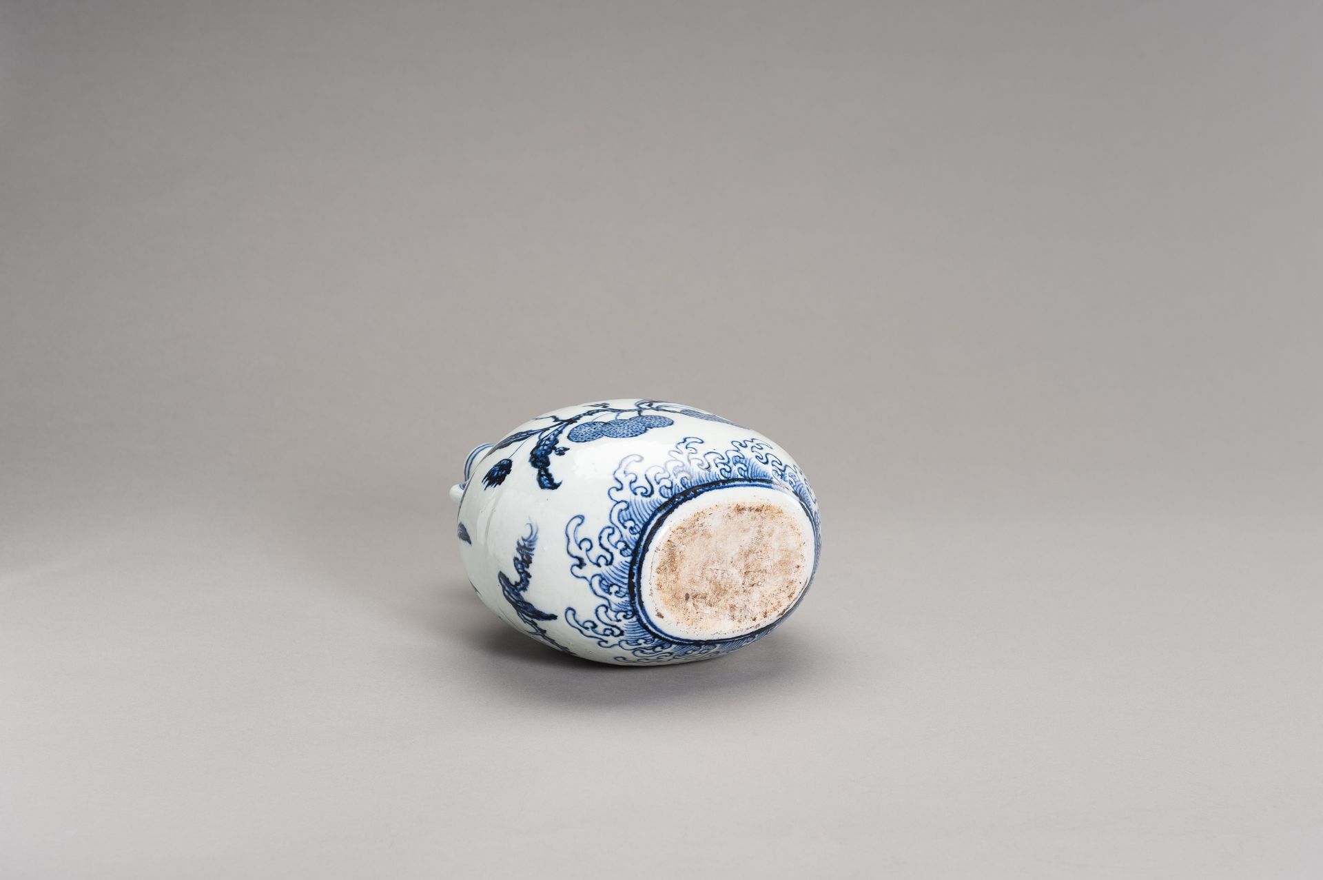 A BLUE AND WHITE MING-STYLE 'LINGZHI' MOONFLASK, BIANHU, QING DYNASTY - Image 12 of 12