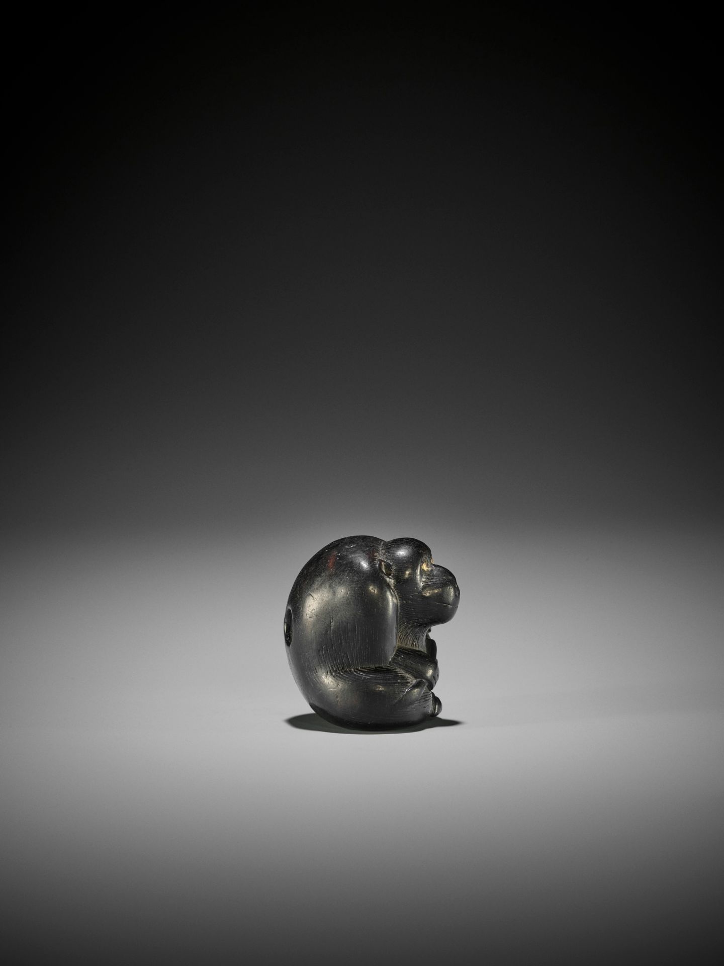 A TSU SCHOOL EBONY WOOD NETSUKE OF A MONKEY - Bild 4 aus 8