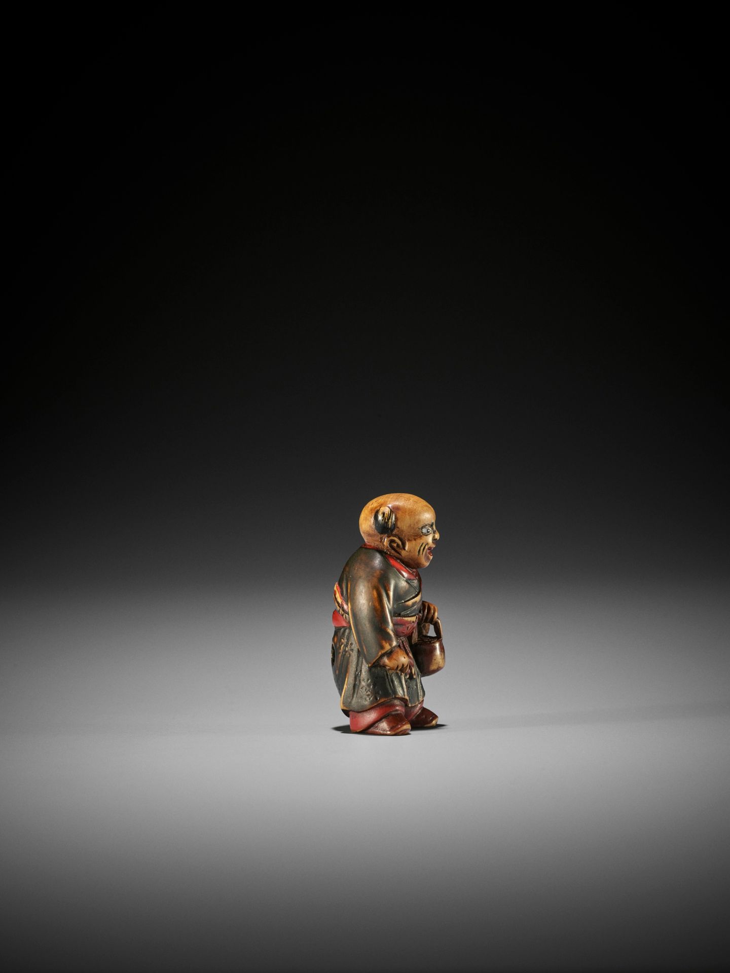 A LACQUERED WOOD NETSUKE OF A KARAKO, ATTRIBUTED TO SANSHO - Bild 4 aus 8