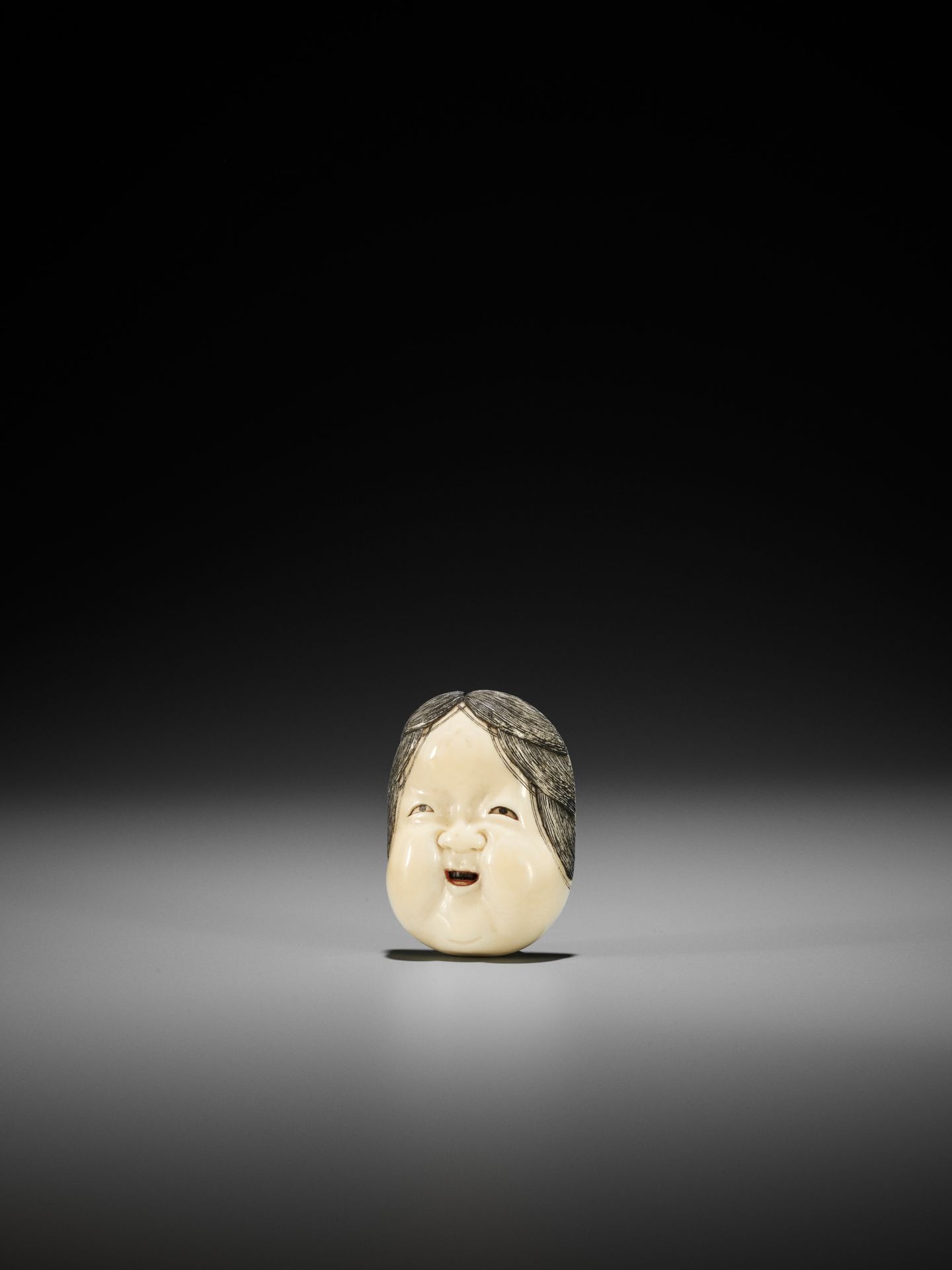 KOGYOKU: A FINE IVORY MASK NETSUKE OF OKAME - Bild 5 aus 13