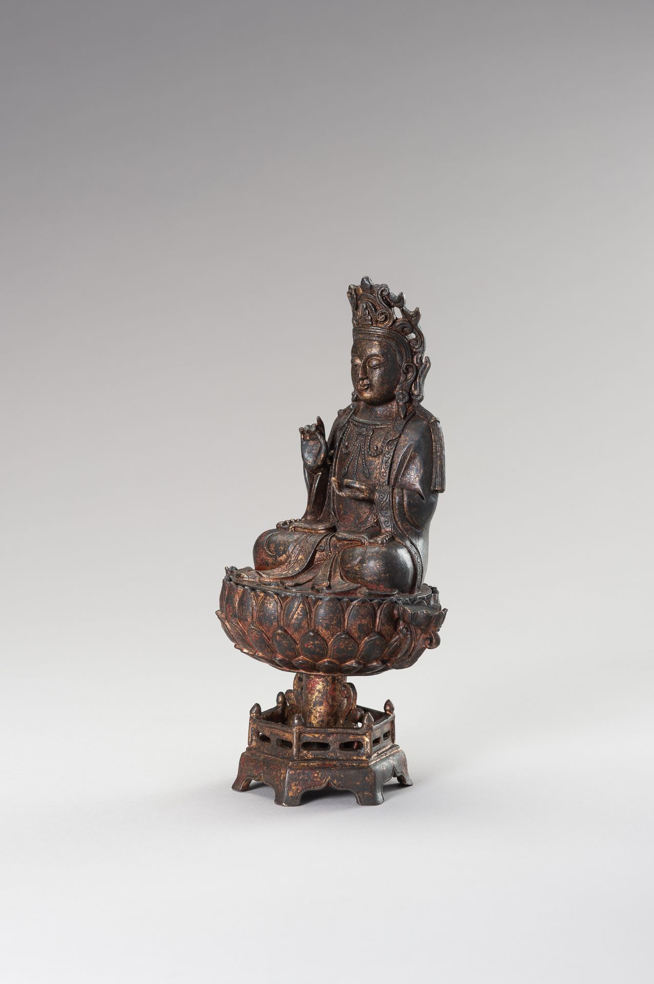 A MING-STYLE BRONZE FIGURE OF AVALOKITESHVARA - Image 6 of 12