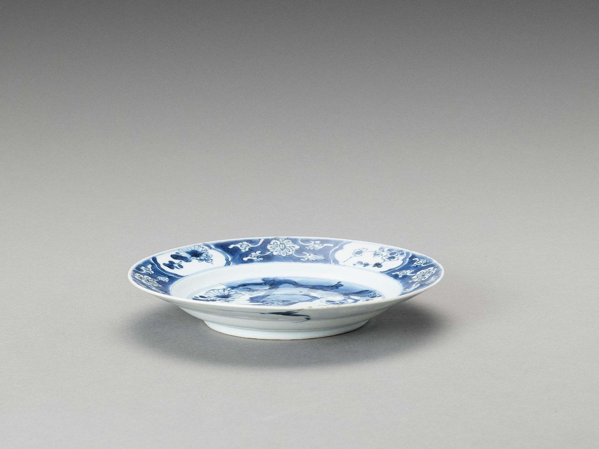 A BLUE AND WHITE PORCELAIN DISH - Image 2 of 4