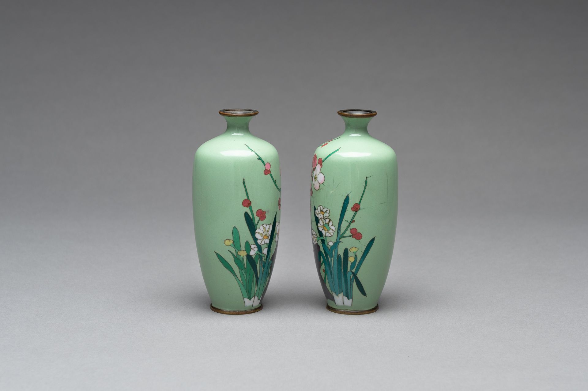 A PAIR OF CLOISONNE ENAMEL VASES - Image 5 of 8