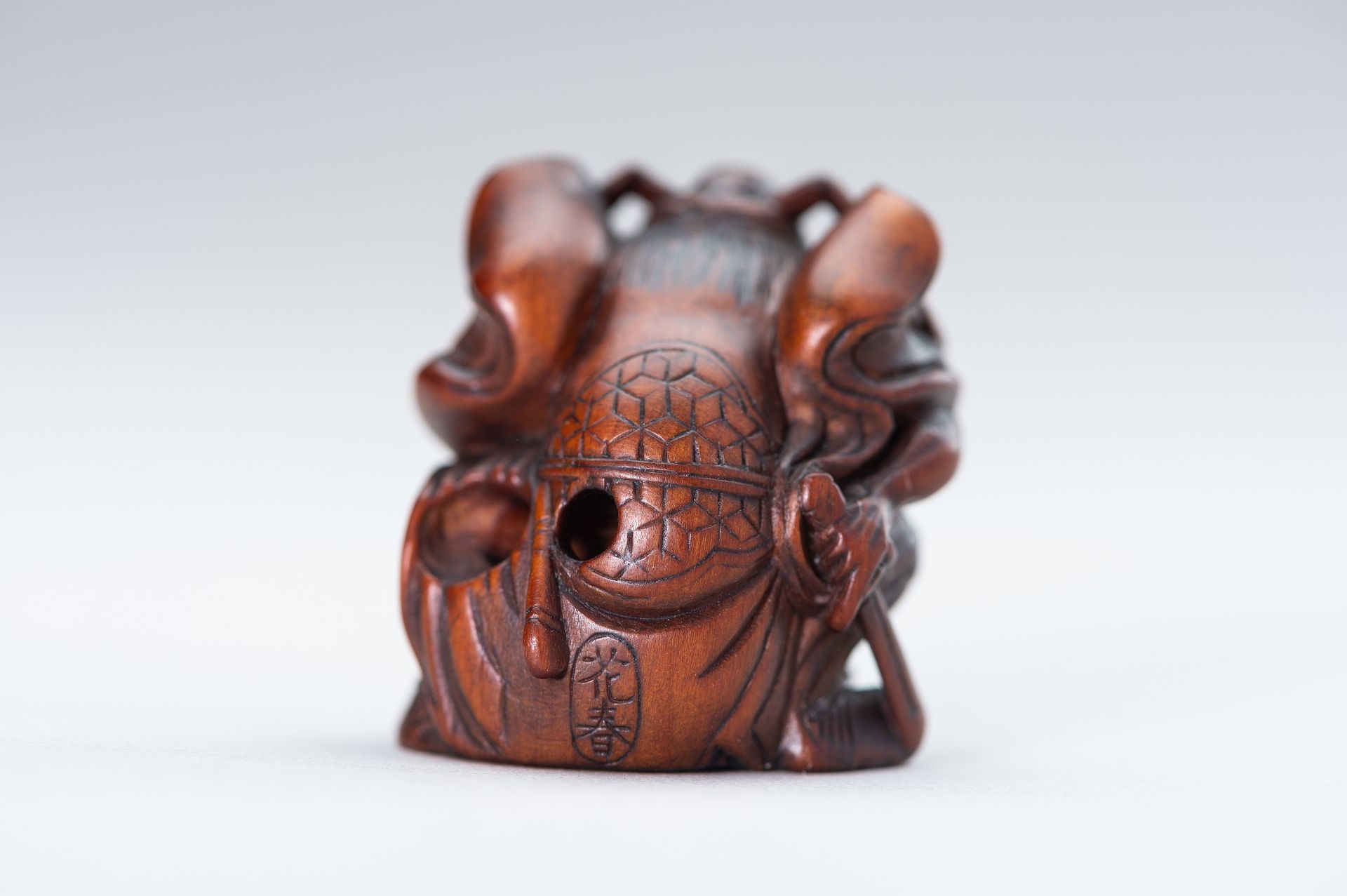 A WOOD NETSUKE OF SHOKI AND ONI - Bild 3 aus 12