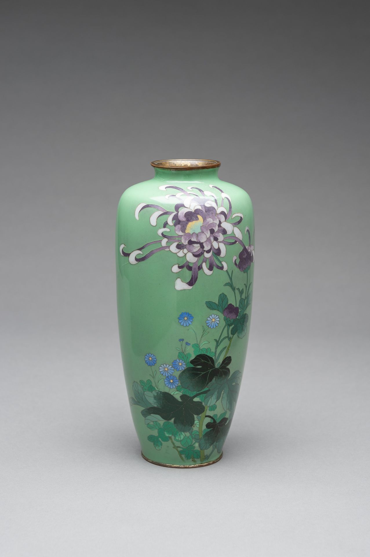 A PALE GREEN CLOISONNE ENAMEL VASE - Image 2 of 8