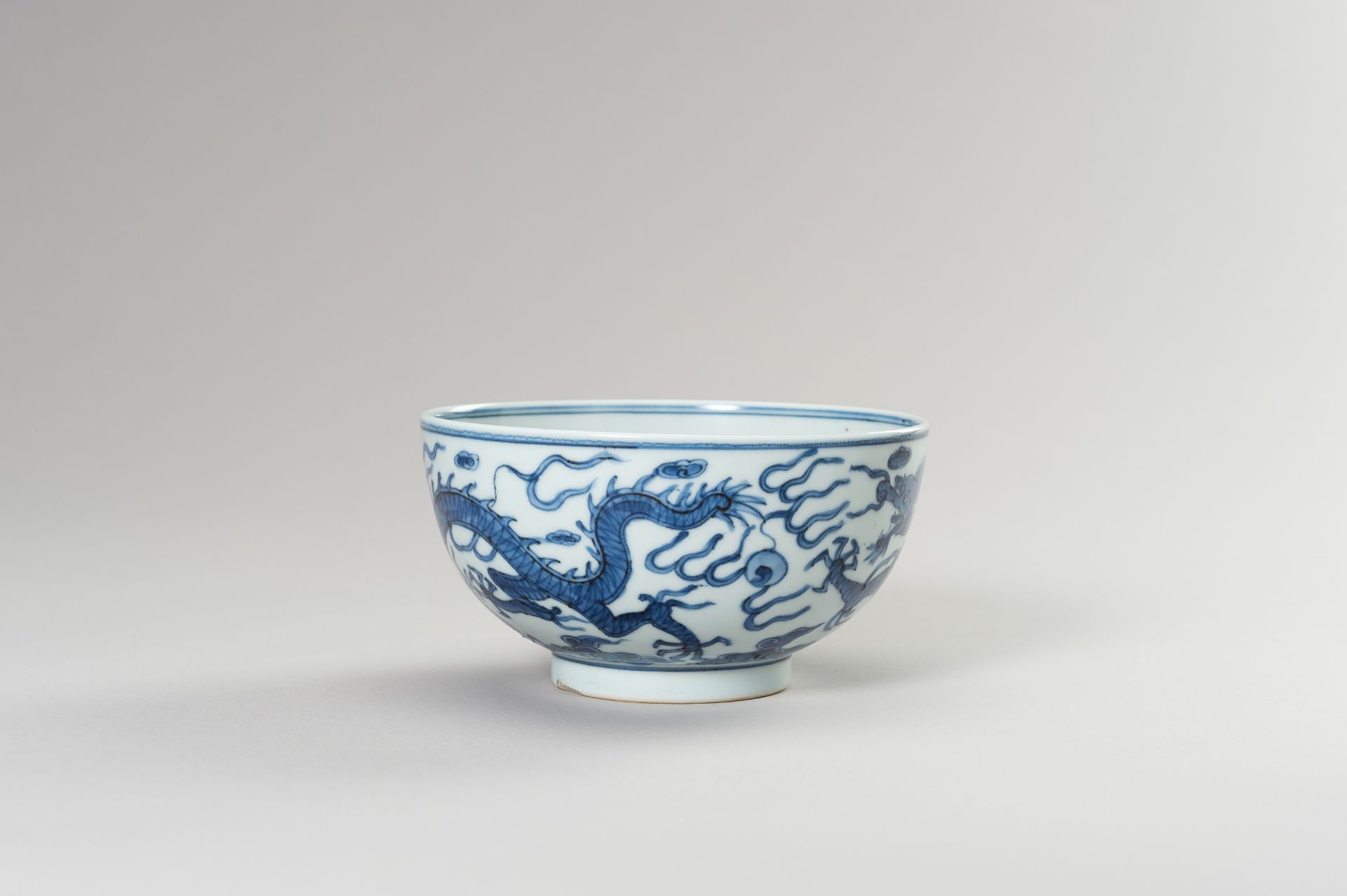 A BLUE AND WHITE PORCELAIN 'DRAGON' BOWL - Bild 9 aus 13