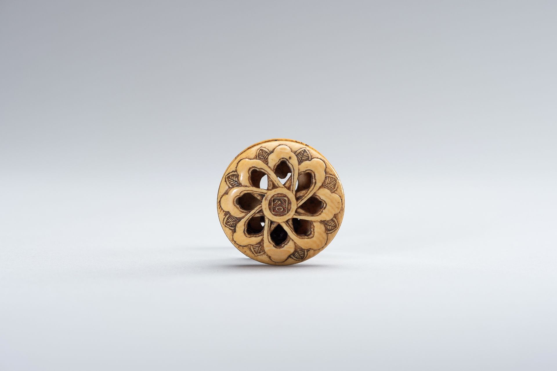 KOKU: AN IVORY RYUSA MANJU NETSUKE WITH A STYLIZED FLORAL PATTERN - Image 10 of 10