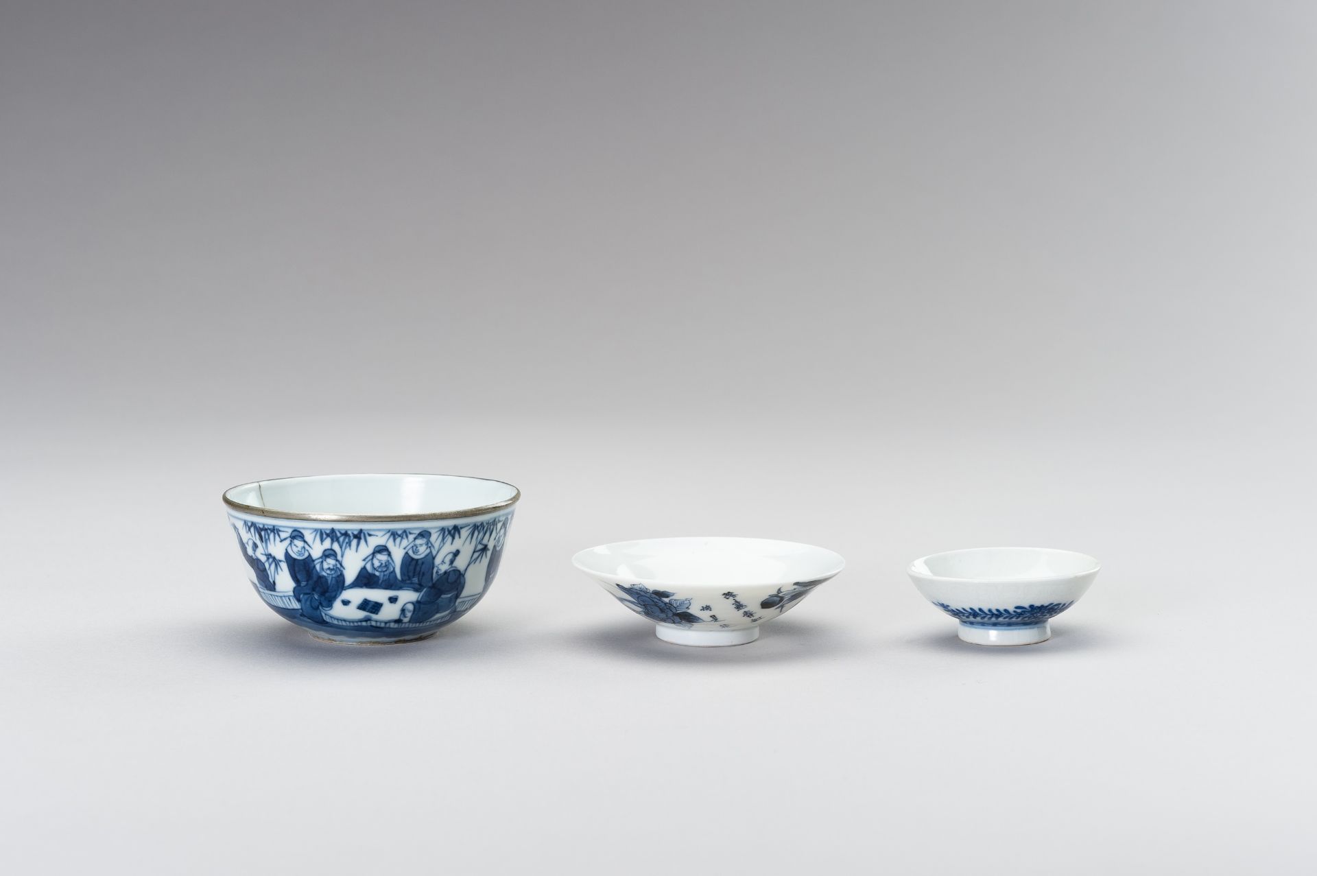 THREE 'BLEU DE HUE' PORCELAIN MINIATURE DISHES - Bild 2 aus 8