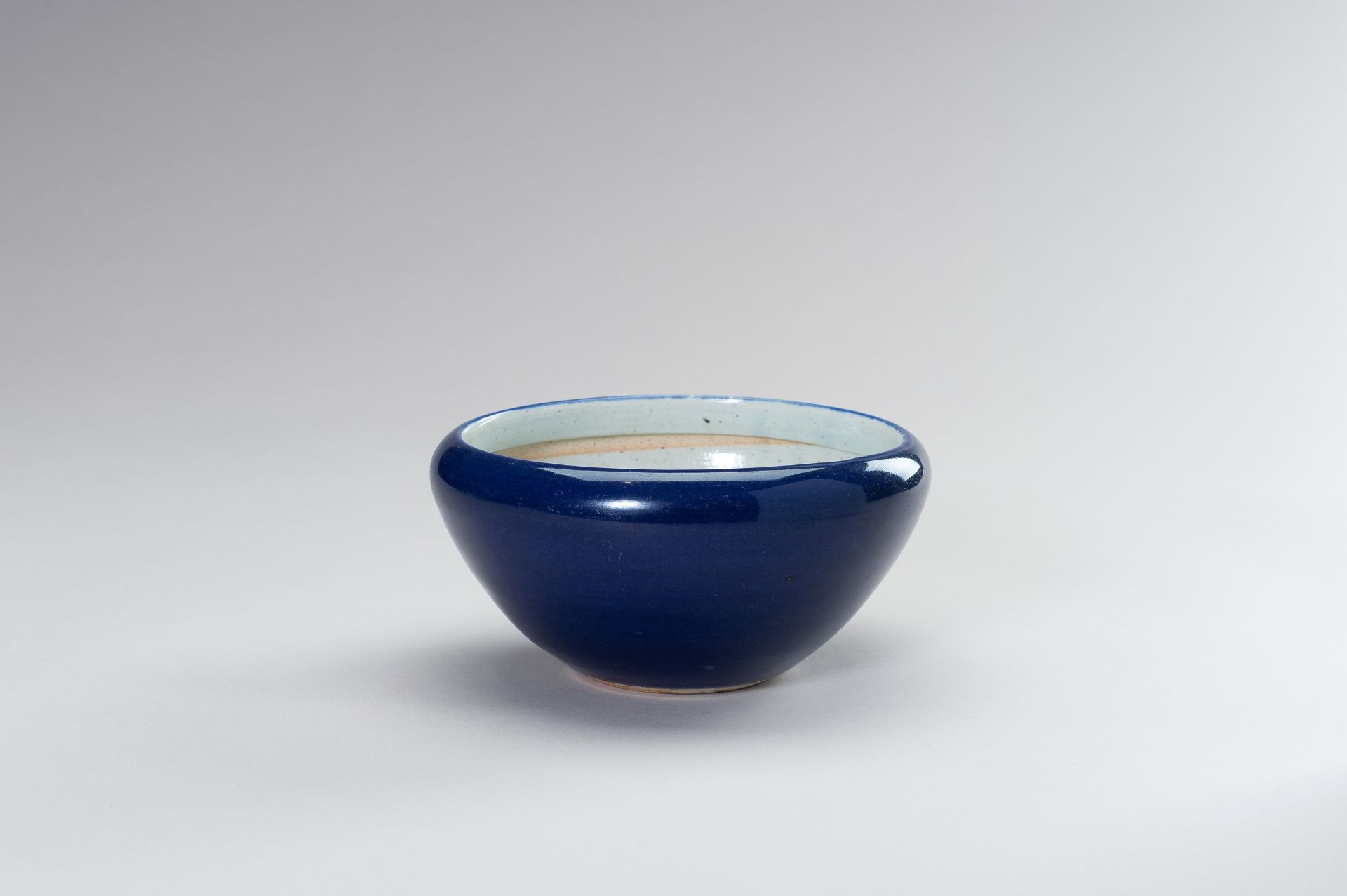 A SACRIFICIAL-BLUE GLAZED PORCELAIN BOWL - Bild 8 aus 11