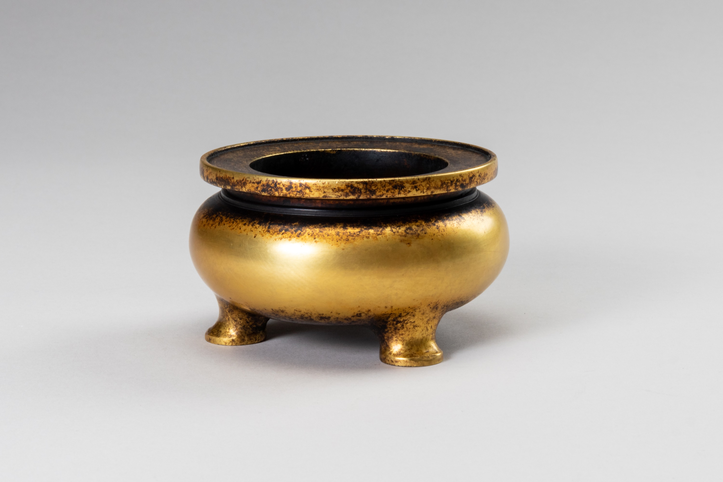 A SMALL GILT-BRONZE TRIPOD CENSER - Image 7 of 9