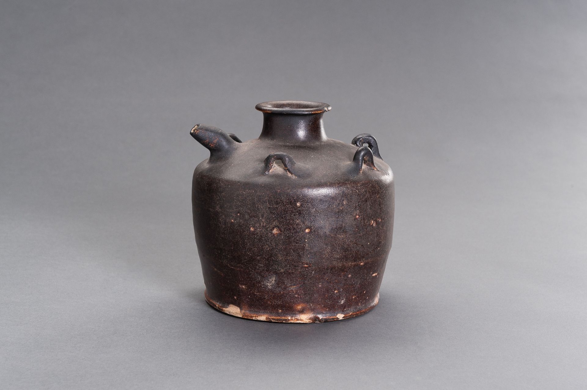 A BROWN-GLAZED CERAMIC EWER