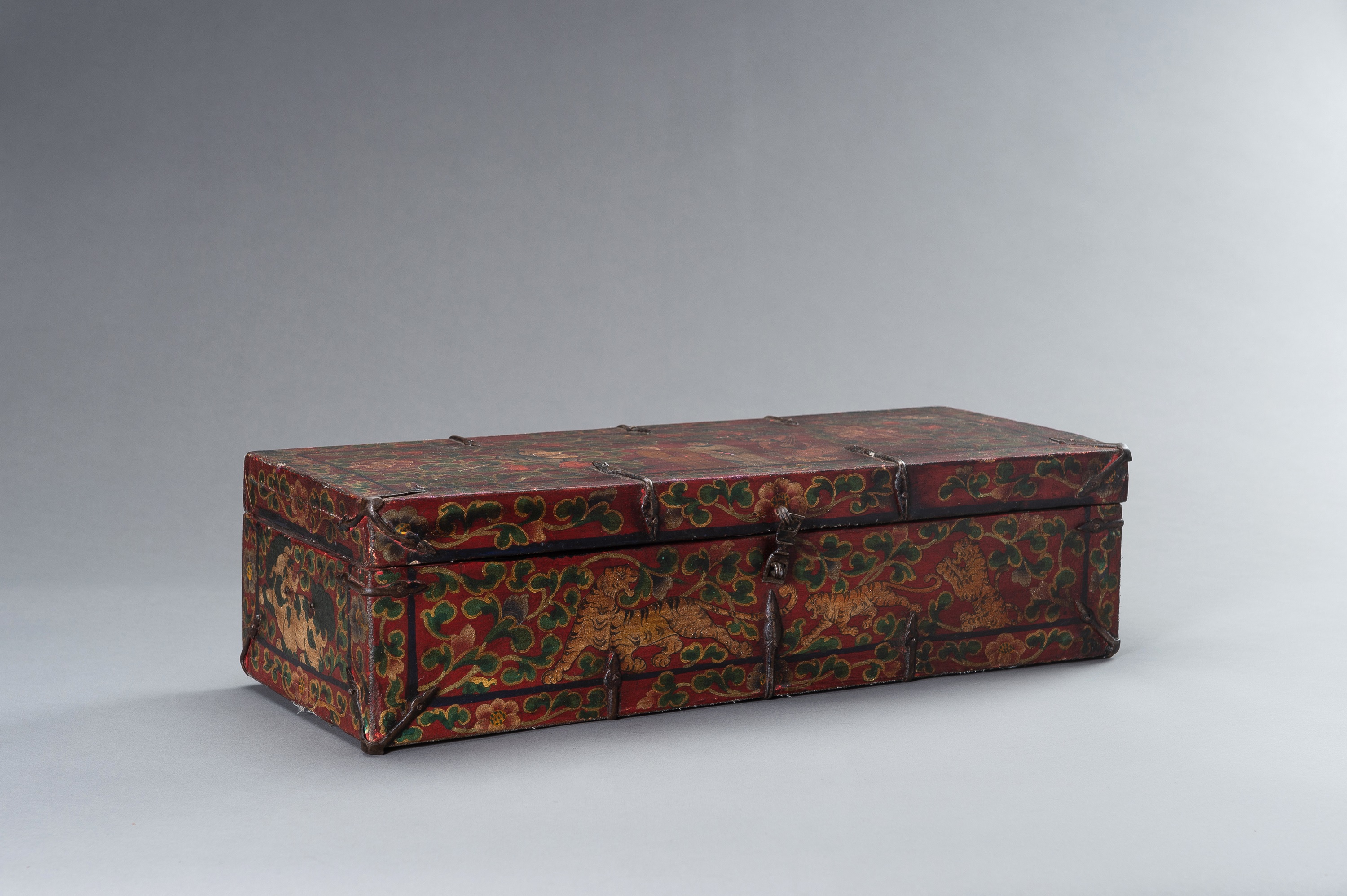 A LARGE SINOTIBETAN POLYCHROME WOOD BOX - Image 10 of 19