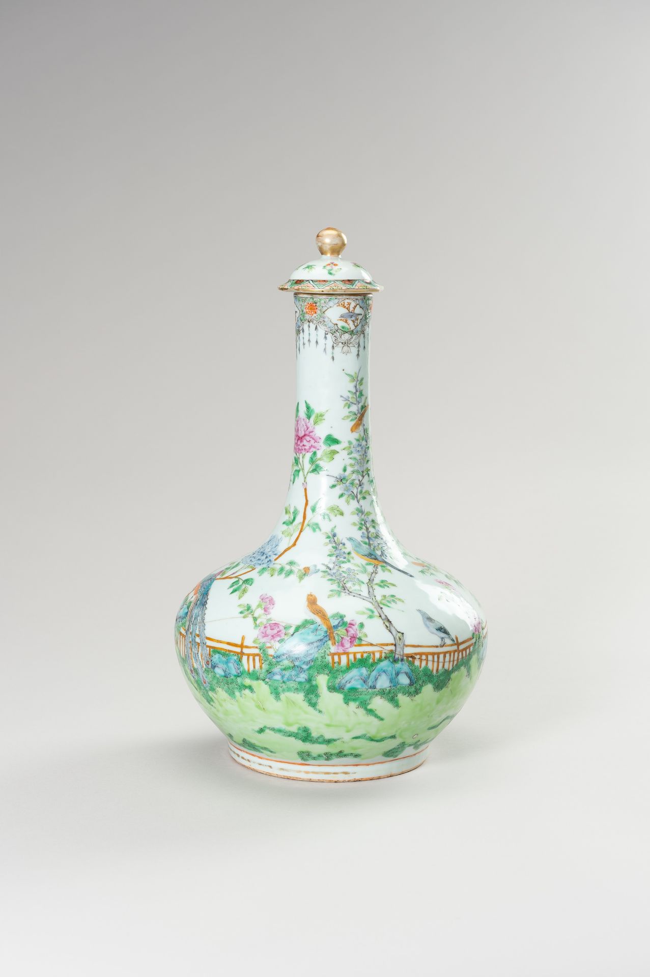 A FAMILLE ROSE BOTTLE VASE WITH LID - Bild 6 aus 12