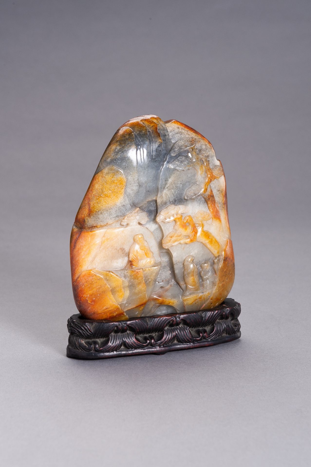 A GRAY AND RUSSET JADE BOULDER WITH IMMORTALS, LATE QING TO REPUBLIC - Bild 6 aus 10