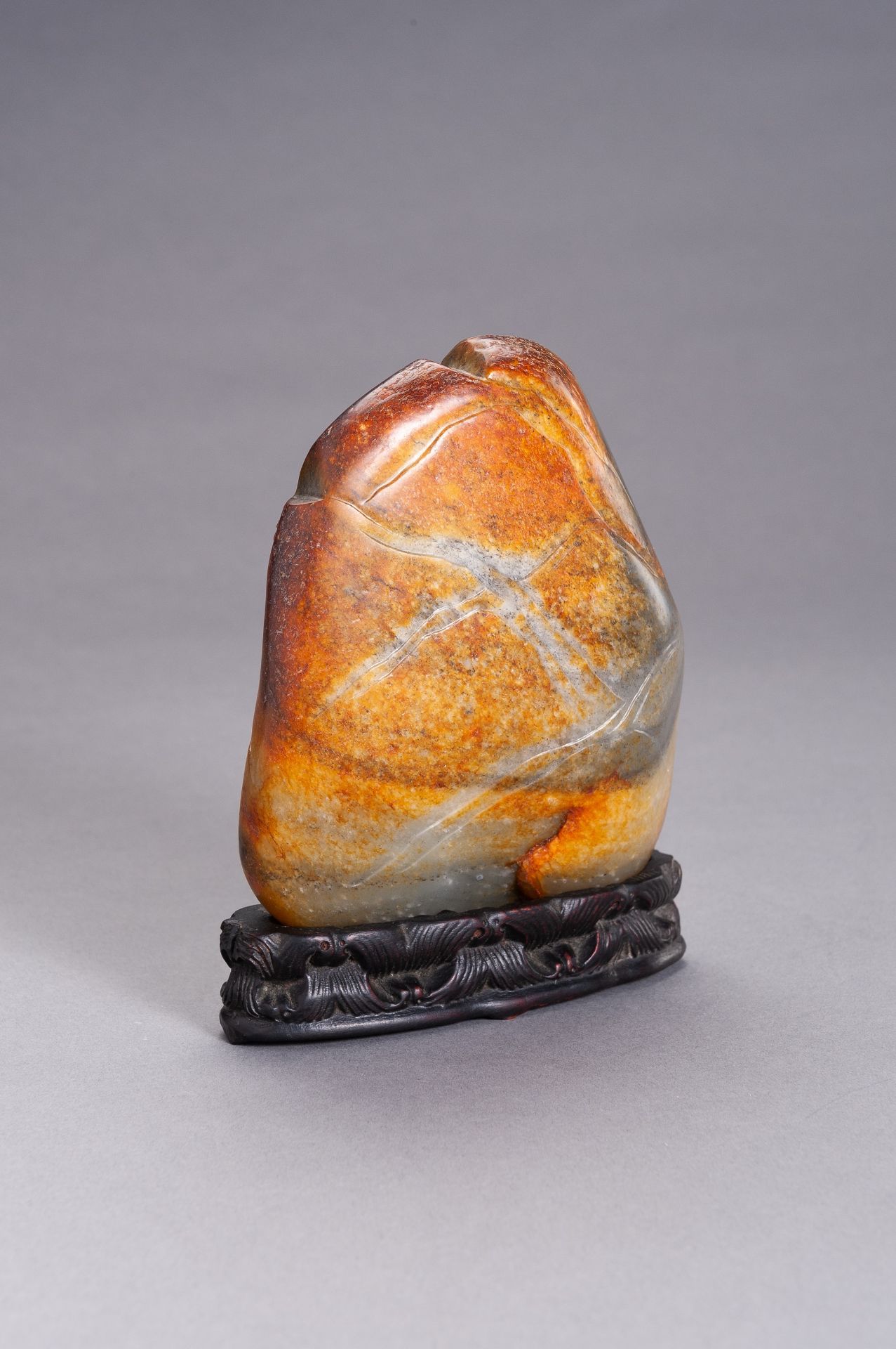 A GRAY AND RUSSET JADE BOULDER WITH IMMORTALS, LATE QING TO REPUBLIC - Bild 5 aus 10