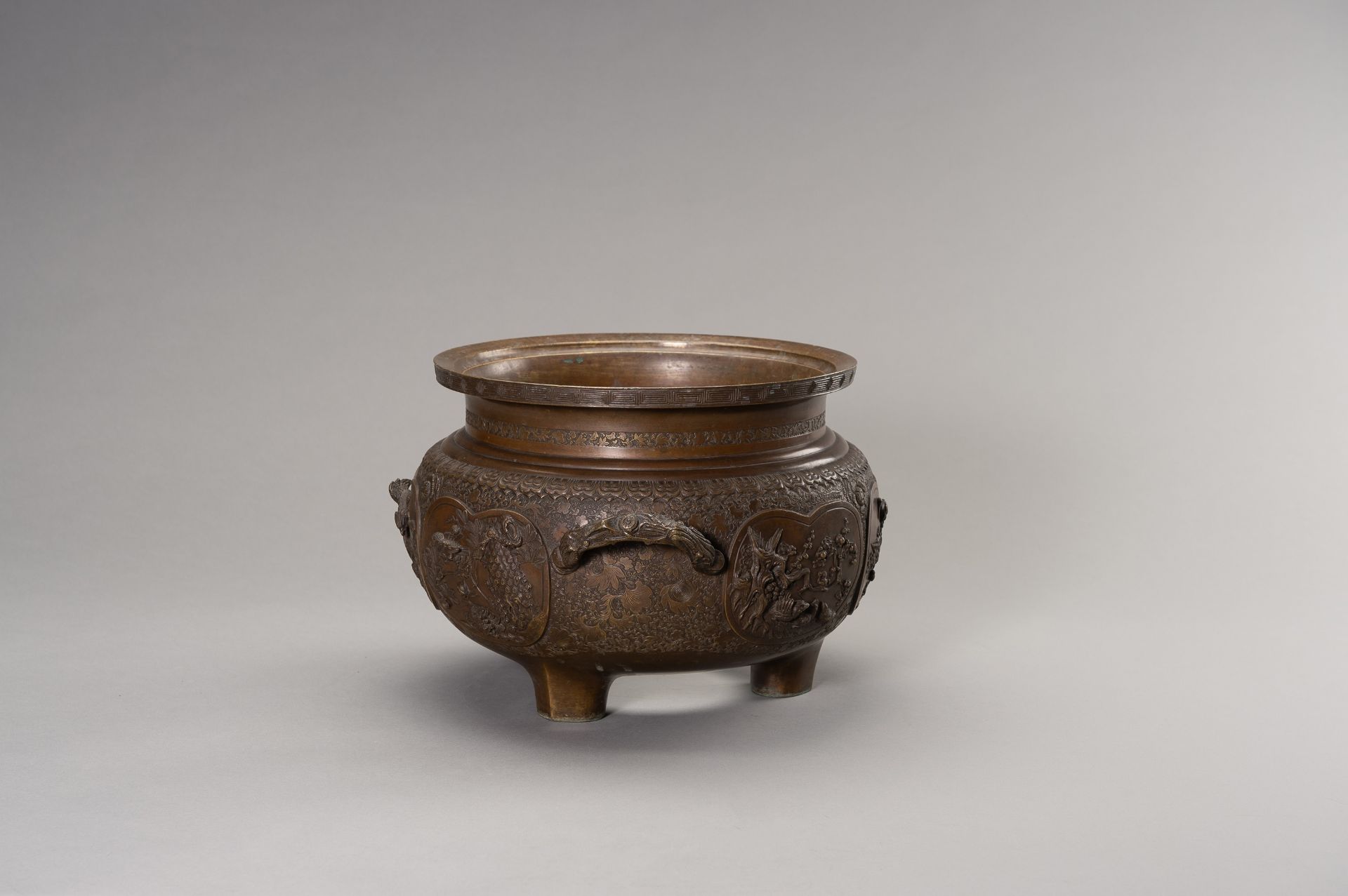 A LARGE AND HEAVY BRONZE TRIPOD CENSER - Image 6 of 13