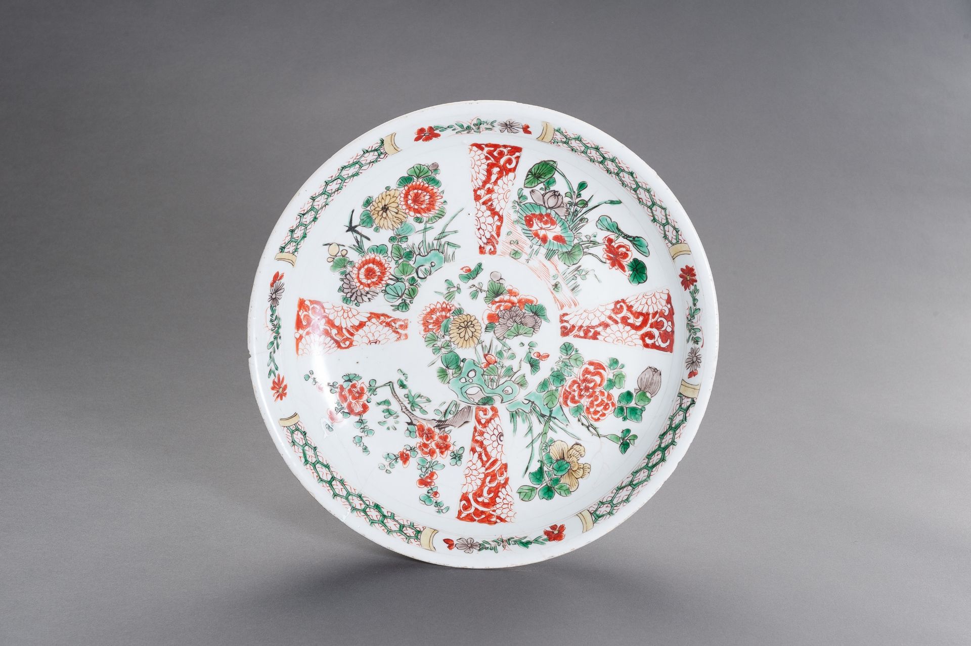 A FAMILLE VERTE ENAMELED PORCELAIN 'FLORAL' CHARGER, KANGXI - Image 3 of 4