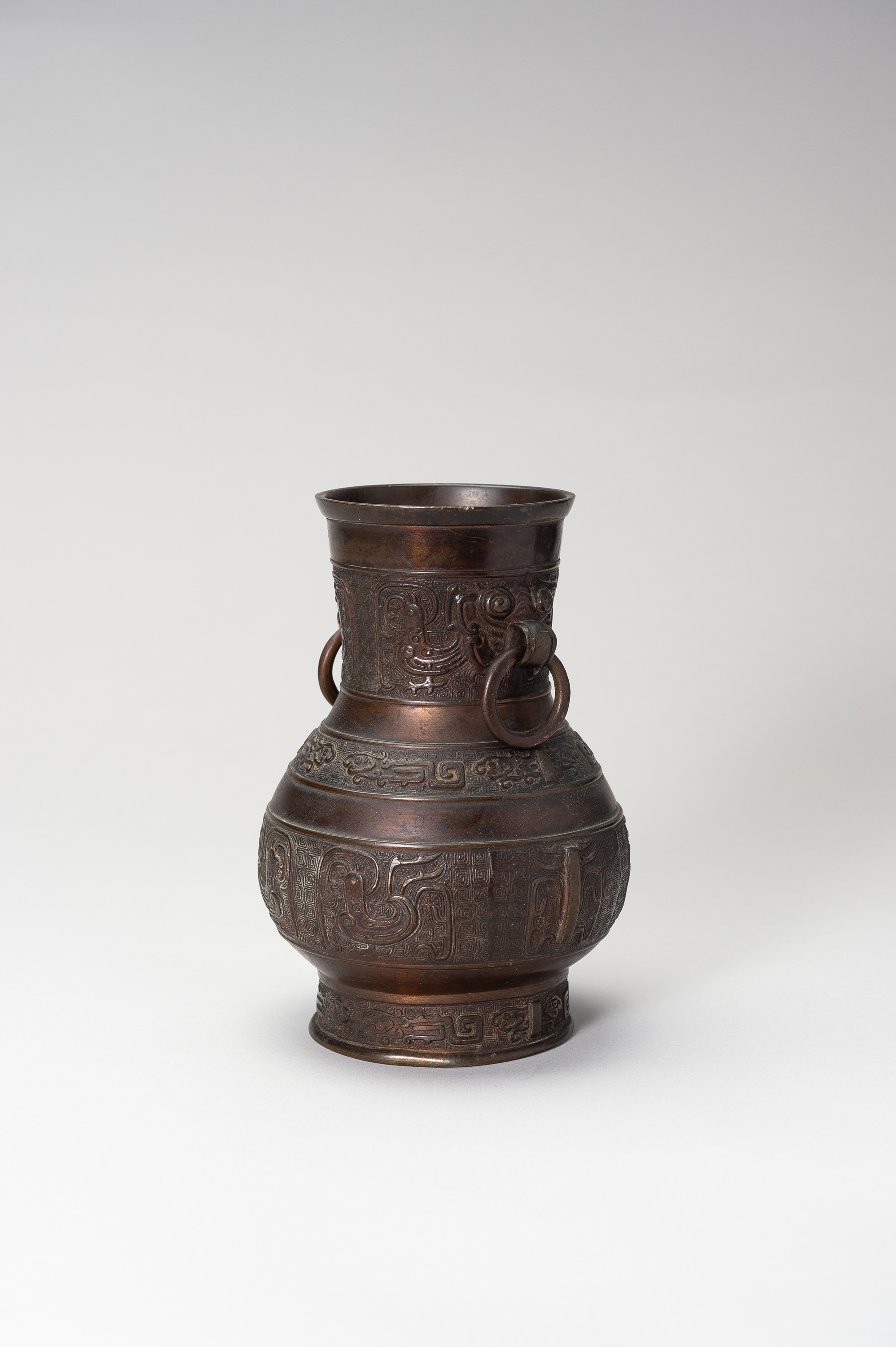 AN ARCHAISTIC BRONZE VASE - Image 2 of 12