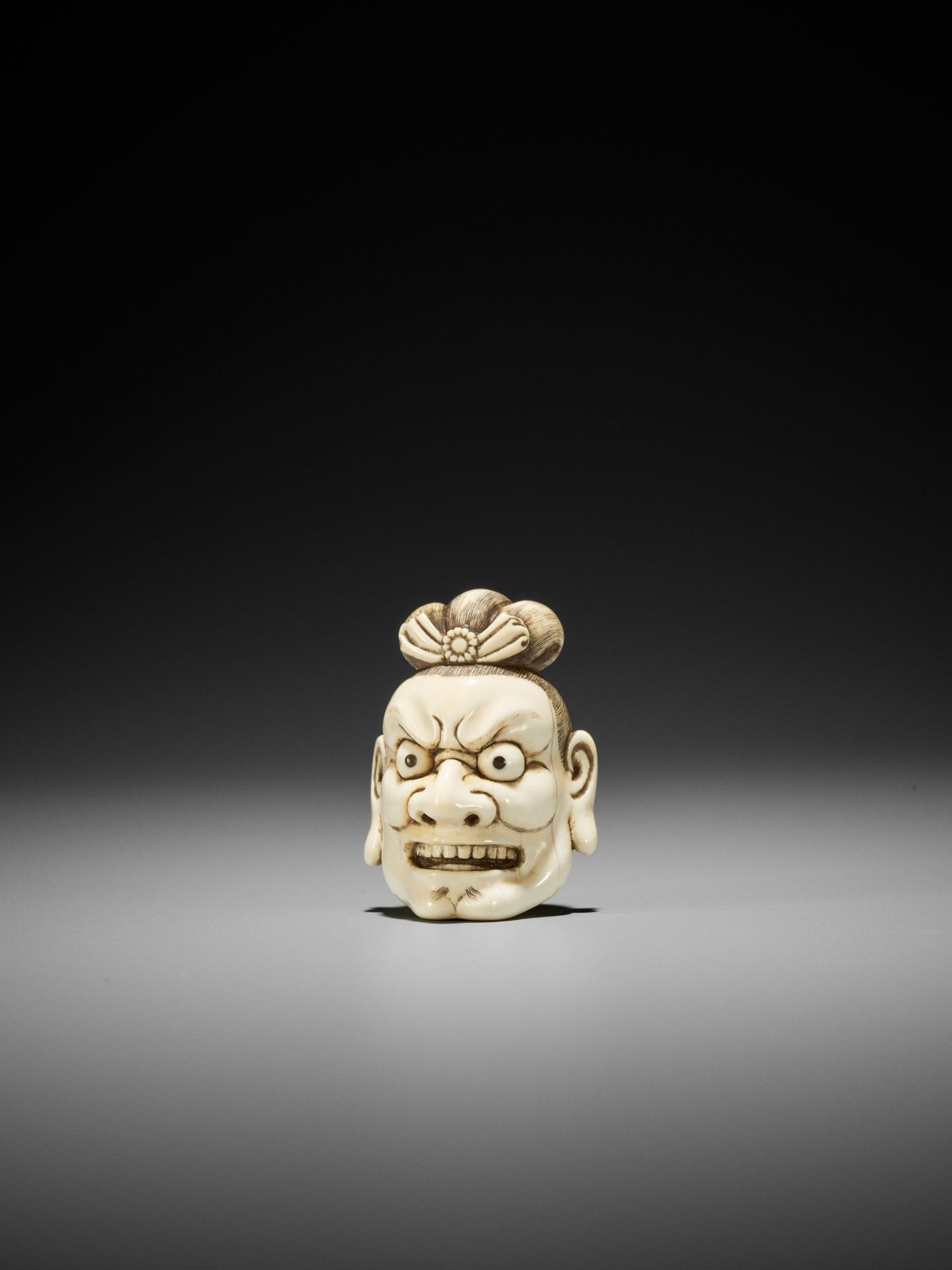 A FINE IVORY NETSUKE OF A SEVERED NIO HEAD - Bild 2 aus 11