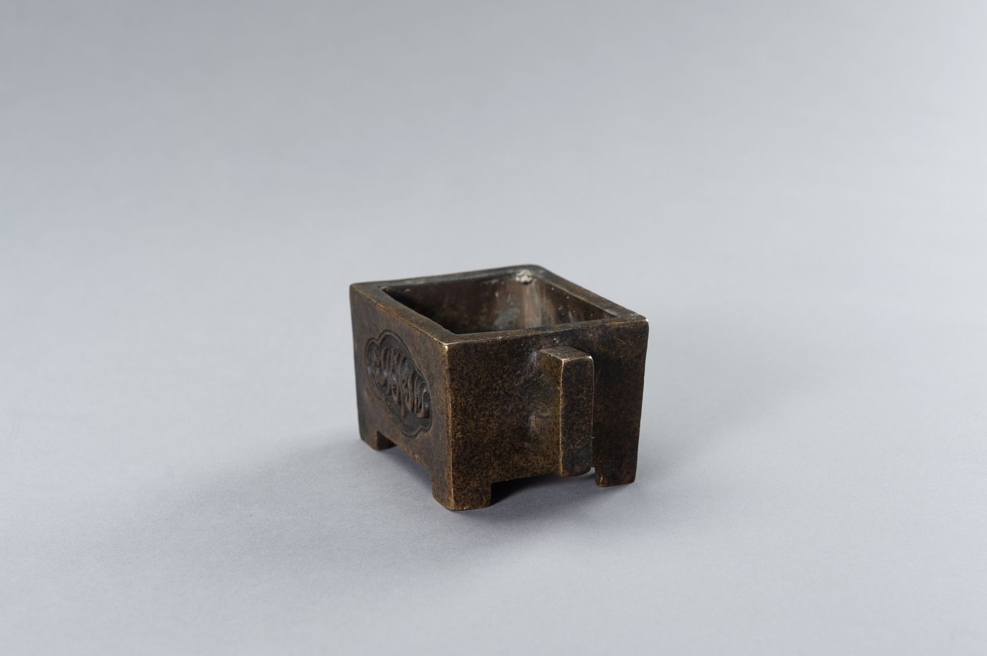 A SMALL MING-STYLE BRONZE CENSER WITH SINI CALLIGRAPHY - Image 5 of 11