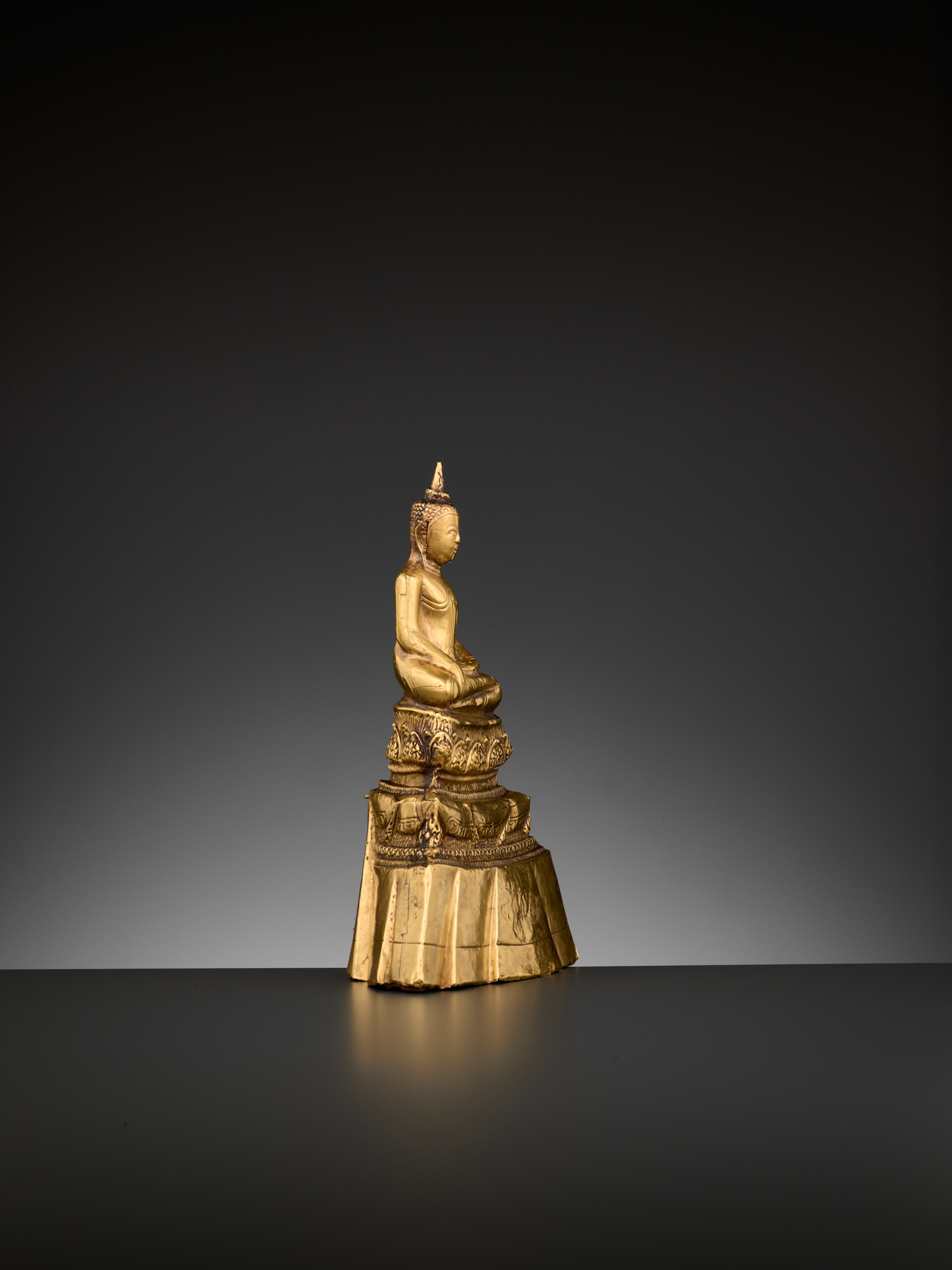 A 24-CARAT GOLD REPOUSSE FIGURE OF BUDDHA SHAKYAMUNI, AYUTTHAYA STYLE - Image 8 of 11