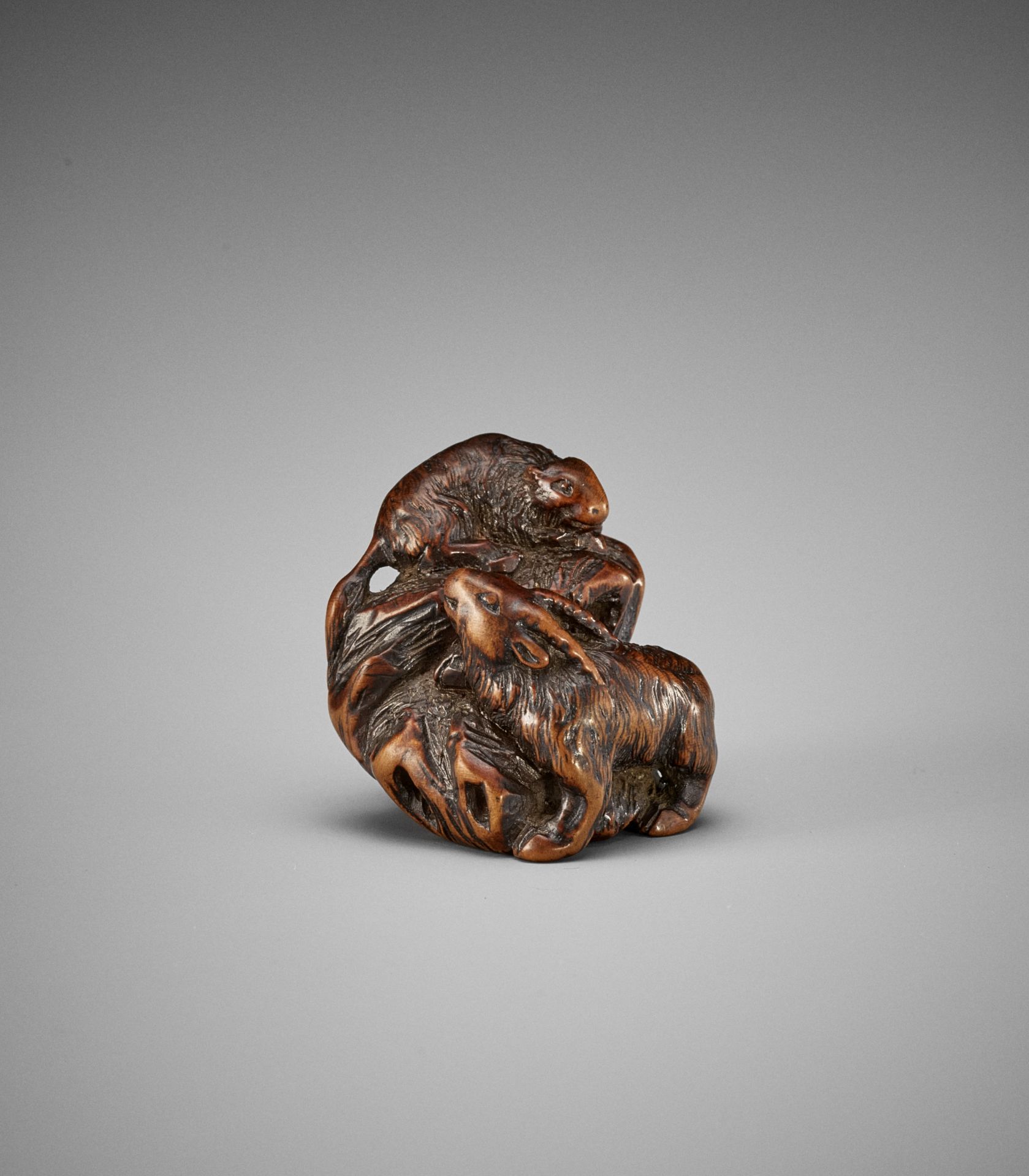 KOKEI: A RARE WOOD NETSUKE OF A GOAT AND YOUNG ON A ROCK - Bild 3 aus 14